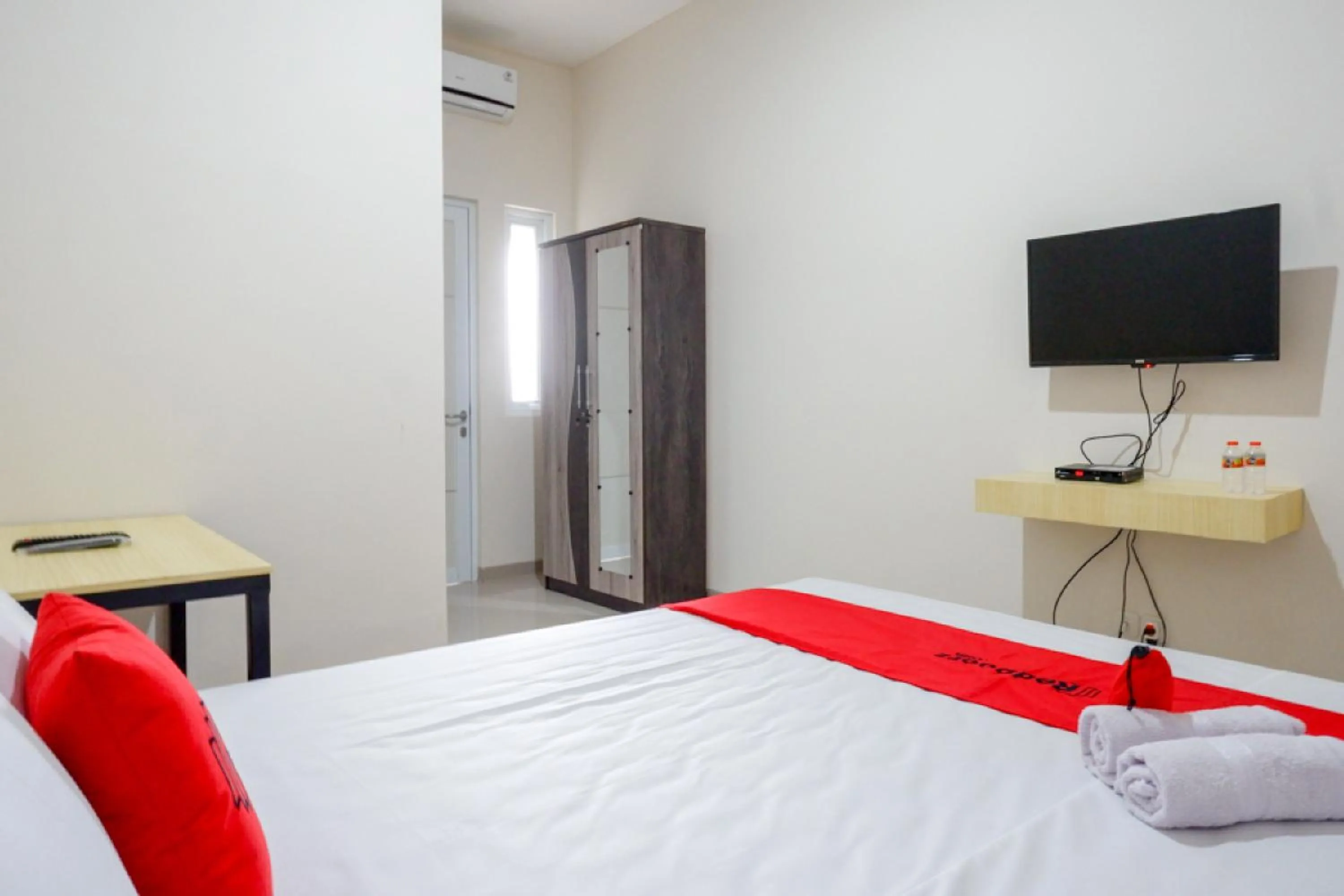 TV and multimedia, Bed in RedDoorz near Pacific Mall Tegal 2