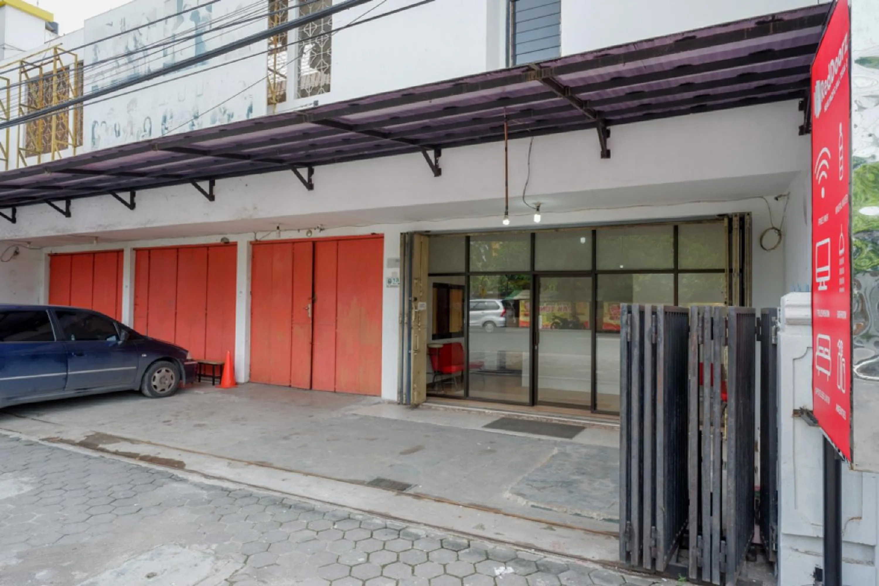 Facade/entrance in RedDoorz near Pacific Mall Tegal 2