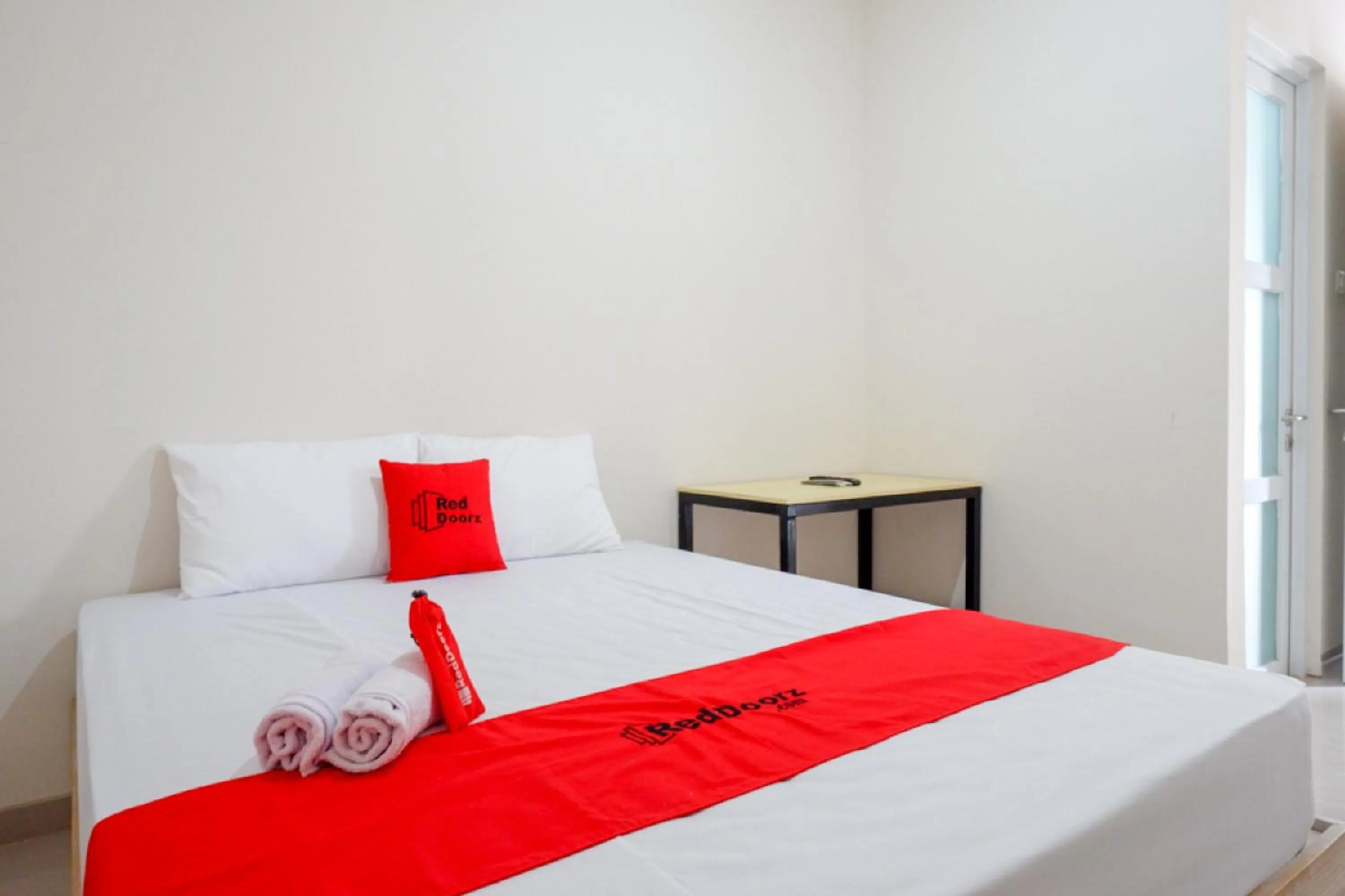 Bedroom, Bed in RedDoorz near Pacific Mall Tegal 2