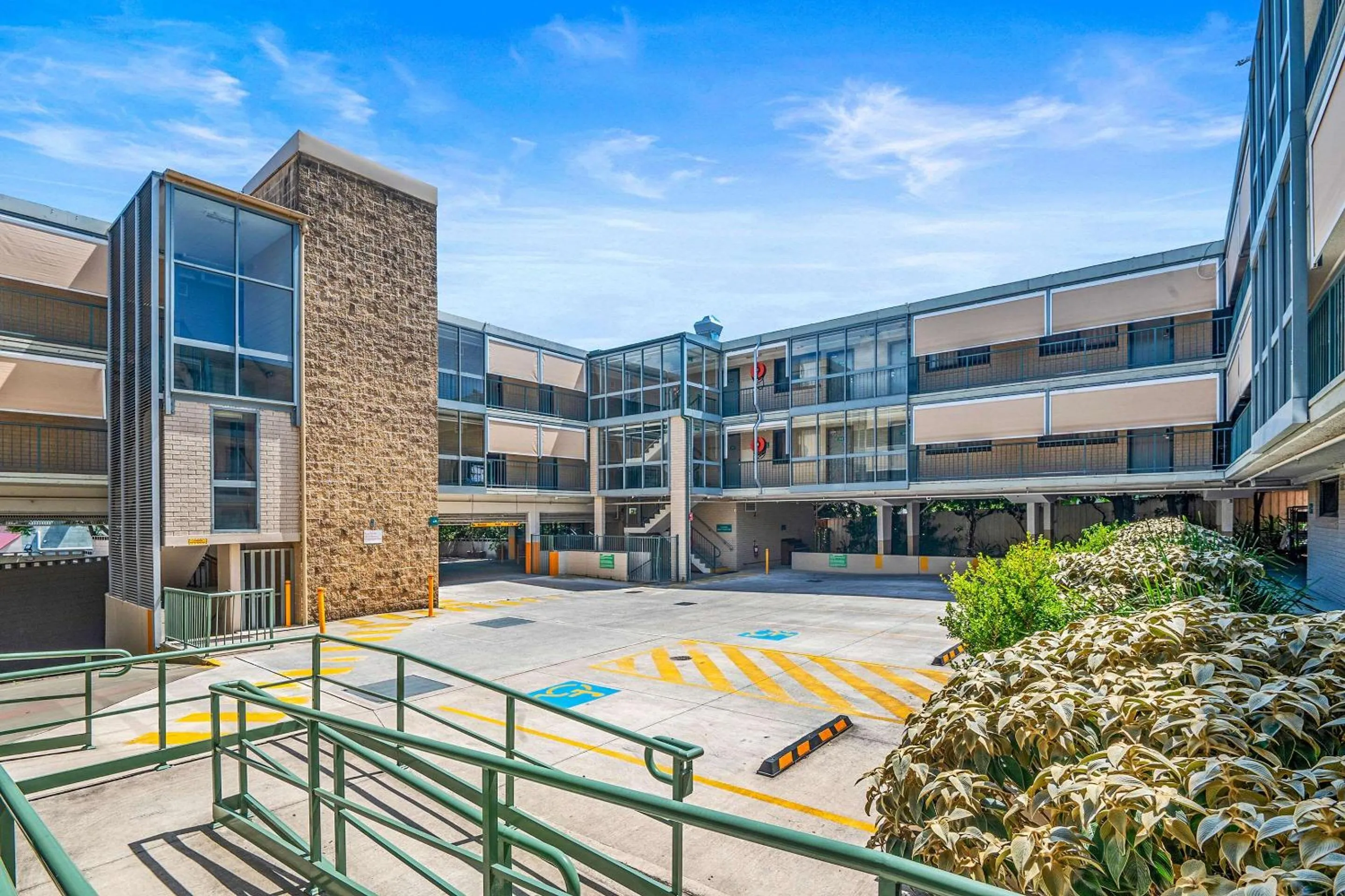 Property building in Quality Inn Sunshine Haberfield