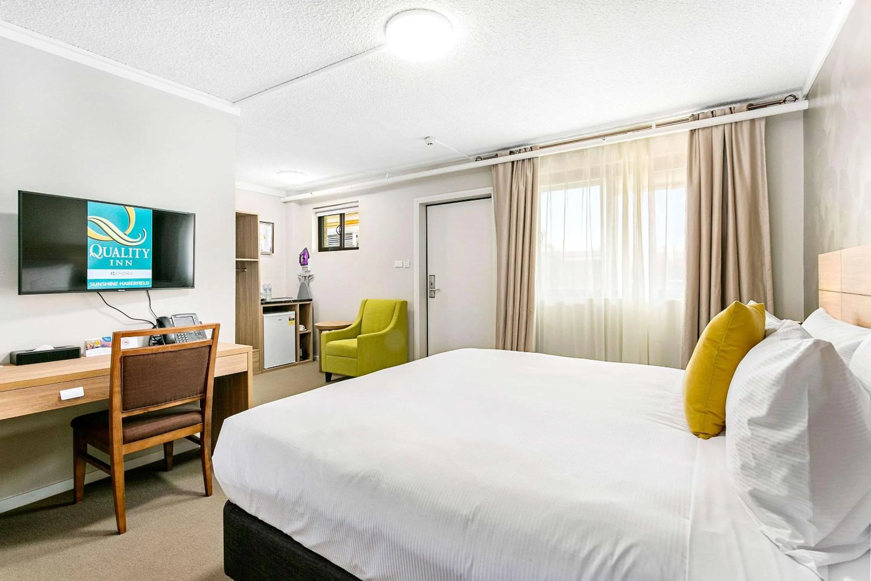 Bedroom, Bed in Quality Inn Sunshine Haberfield