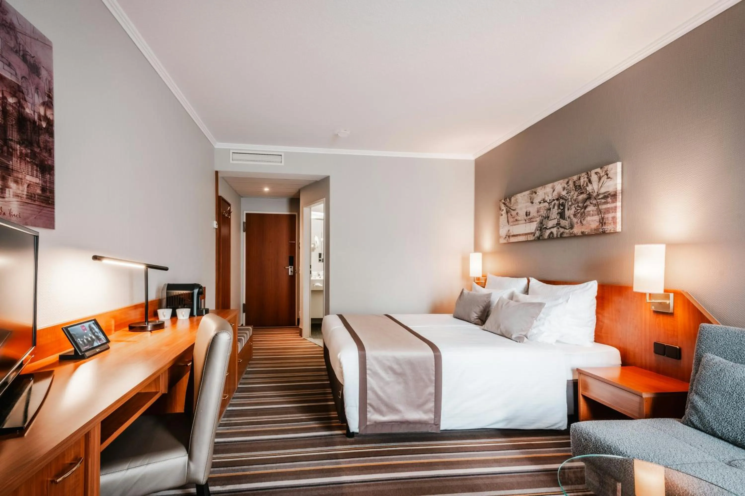 Bedroom, Bed in Leonardo Hotel Aachen