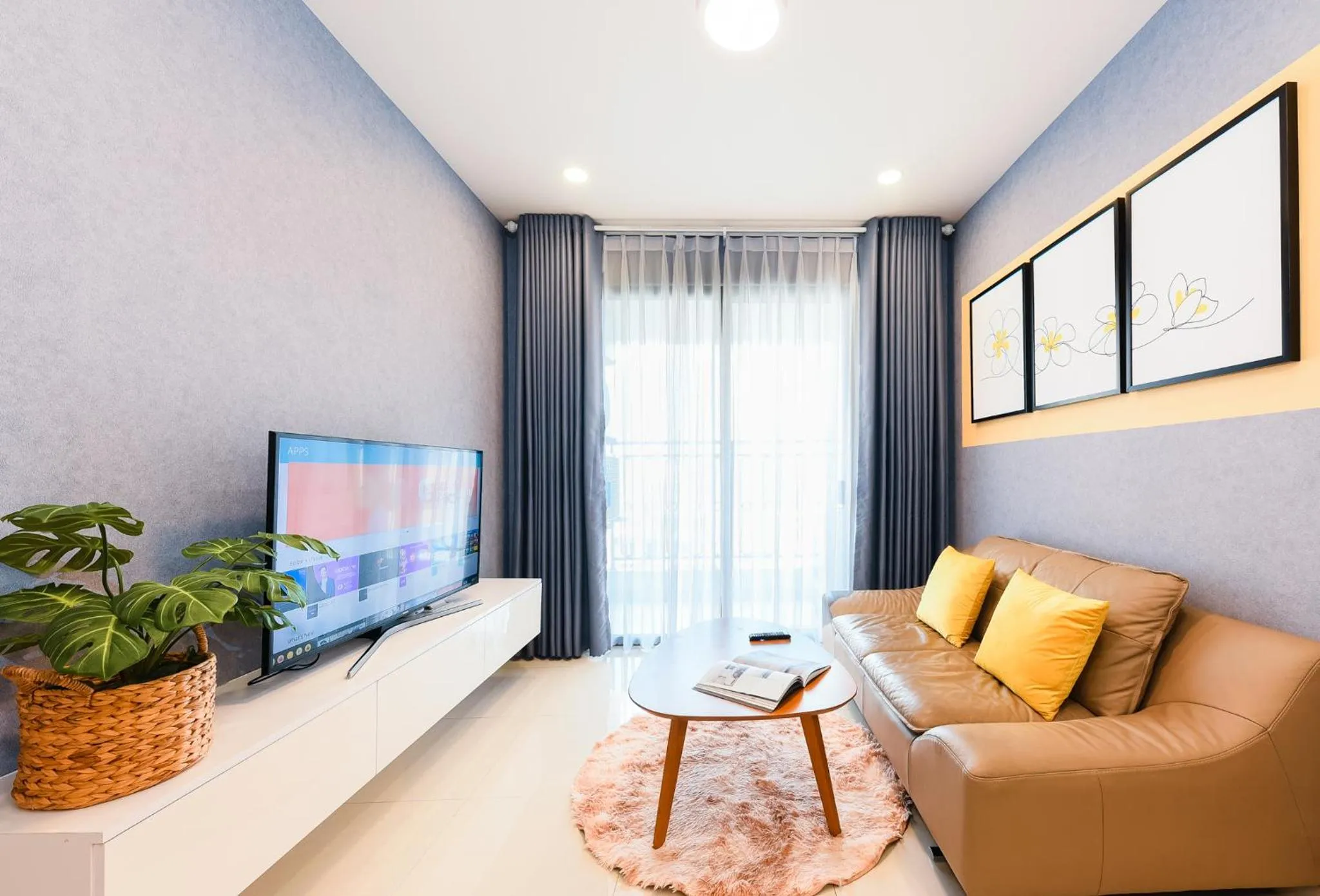 TV and multimedia in S Lux Apartment