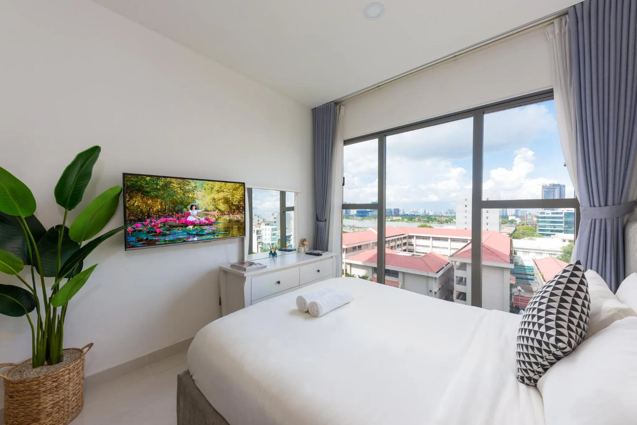 View (from property/room), Bed in S Lux Apartment