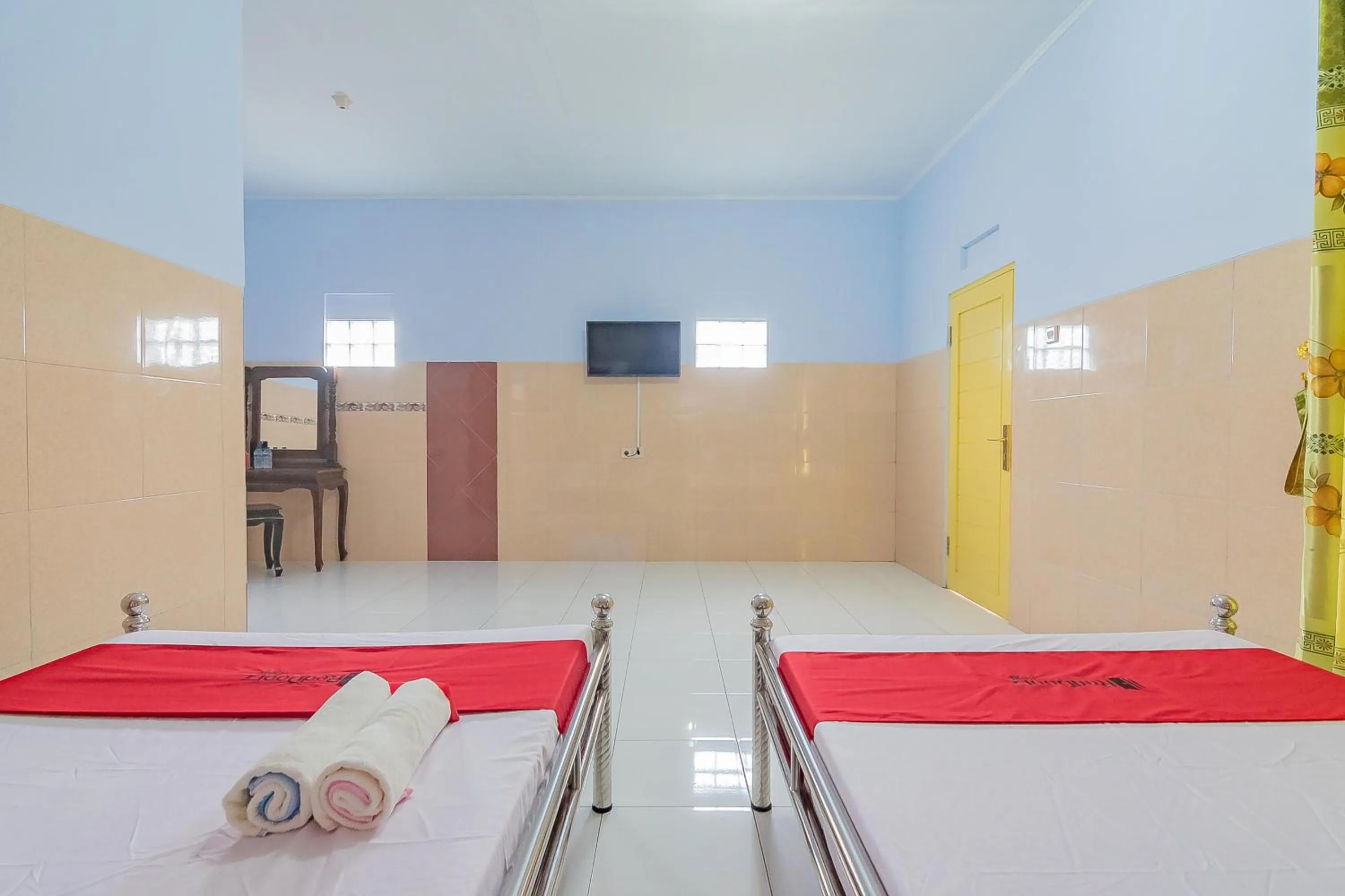 Bed in RedDoorz Syariah @ Tambak Mekar Street Subang