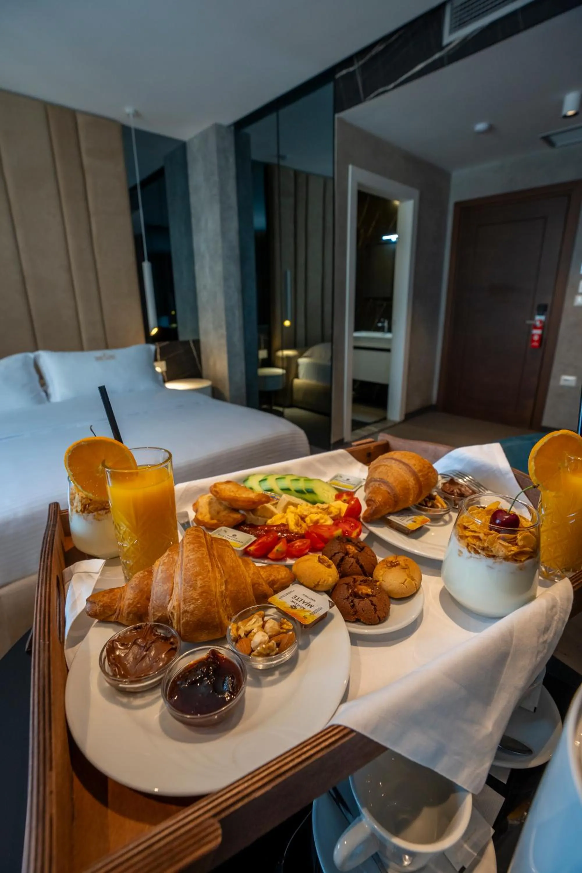 Food, Bed in Hotel Chicago