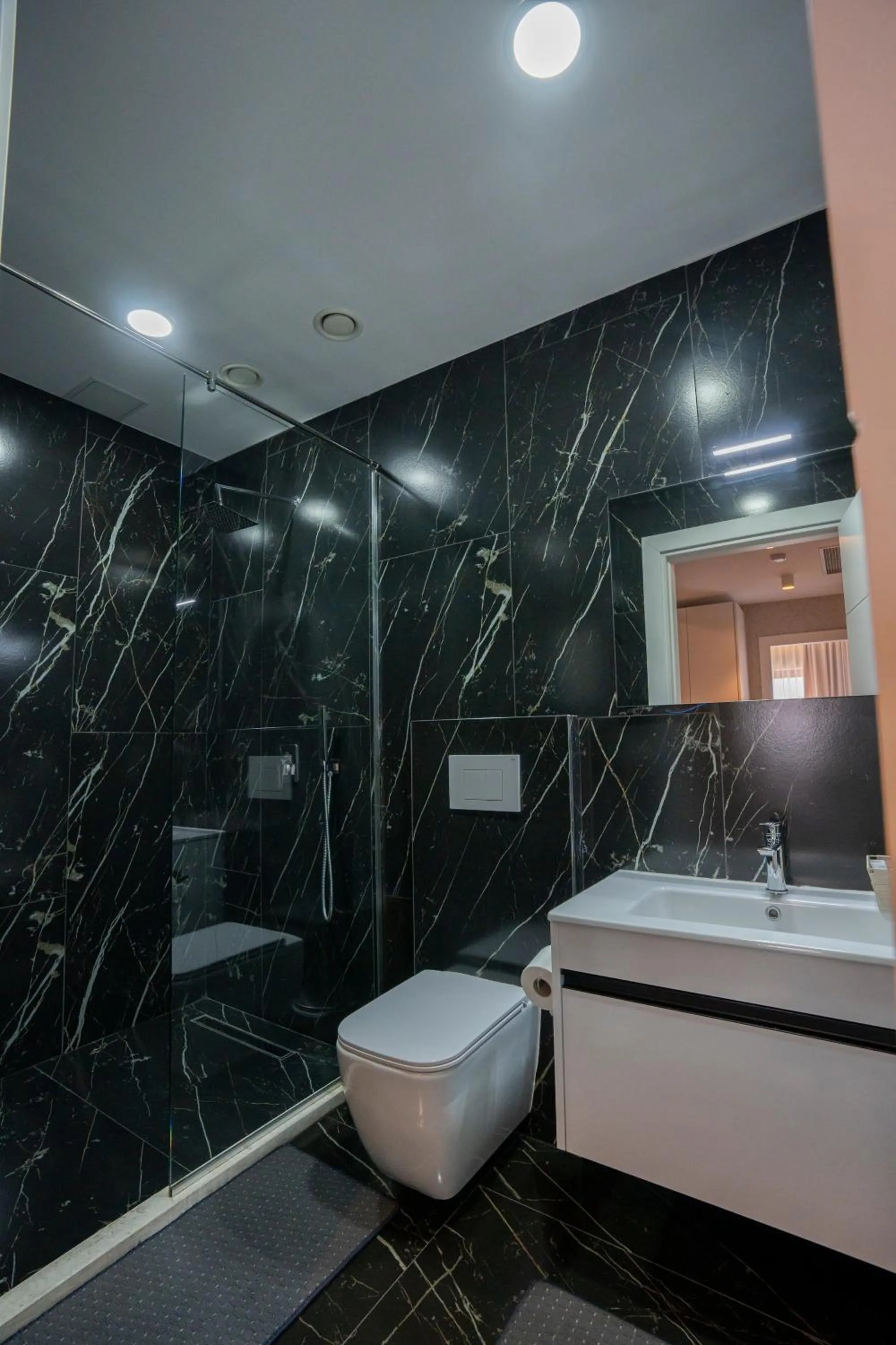 Shower in Hotel Chicago