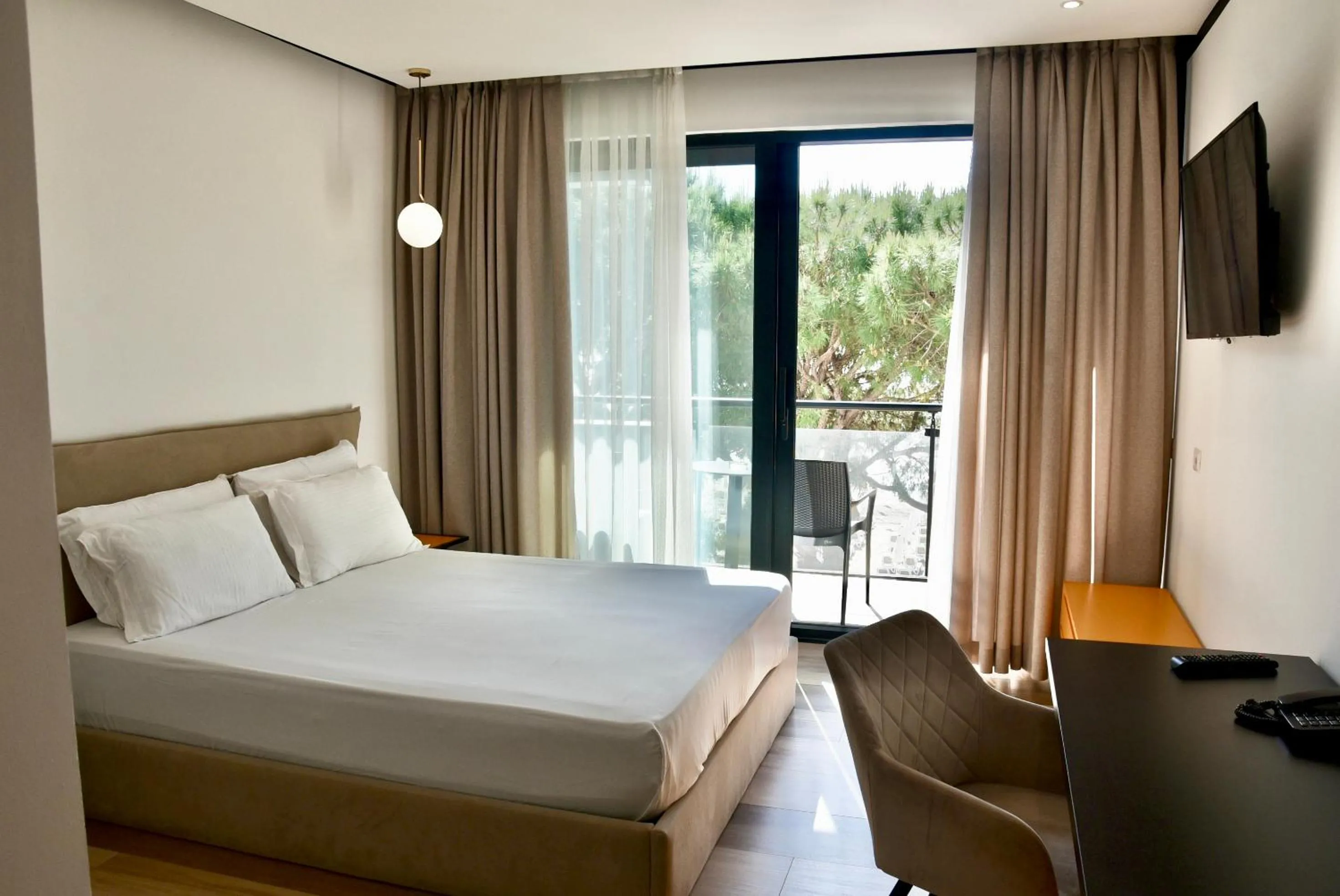 Photo of the whole room, Bed in Royal G Max