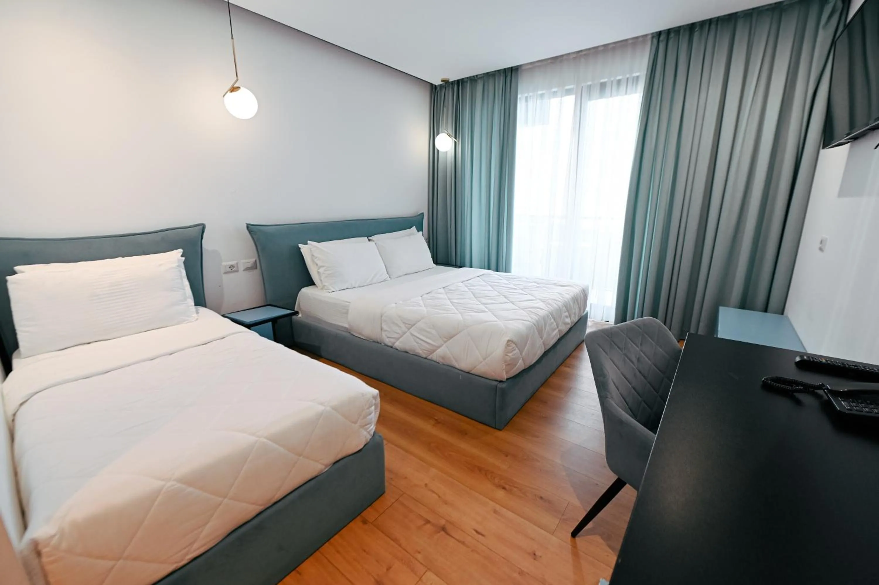 Photo of the whole room, Bed in Royal G Max