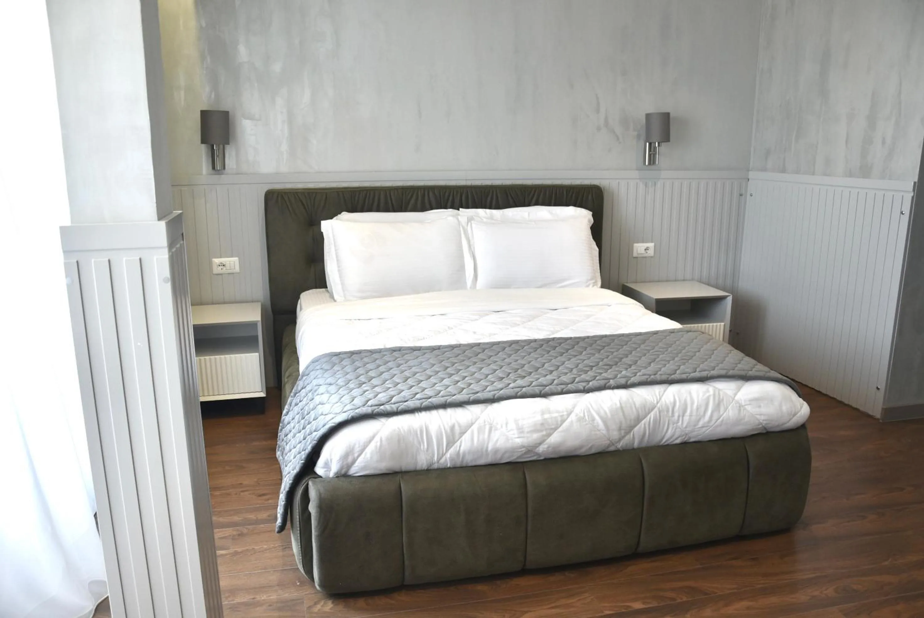 Photo of the whole room, Bed in Royal G Max