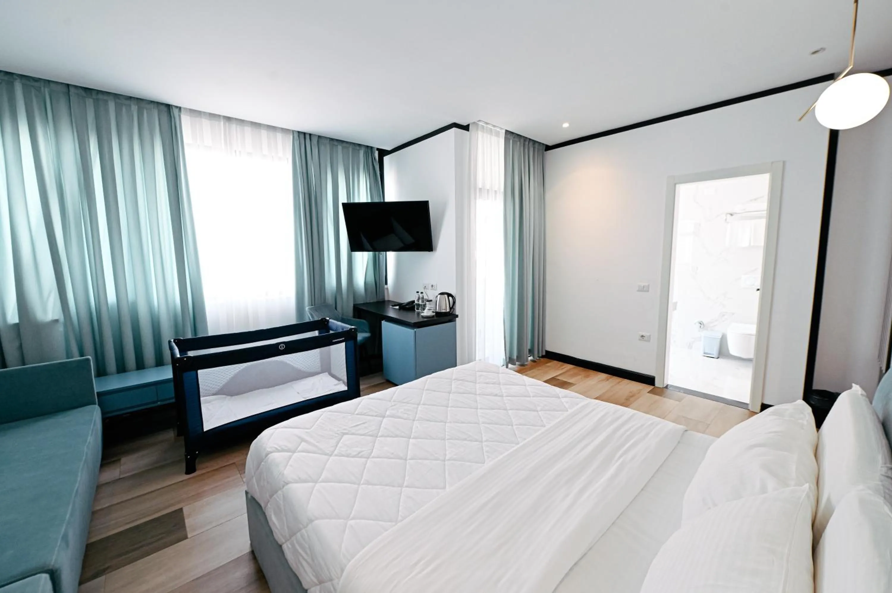 Photo of the whole room, Bed in Royal G Max