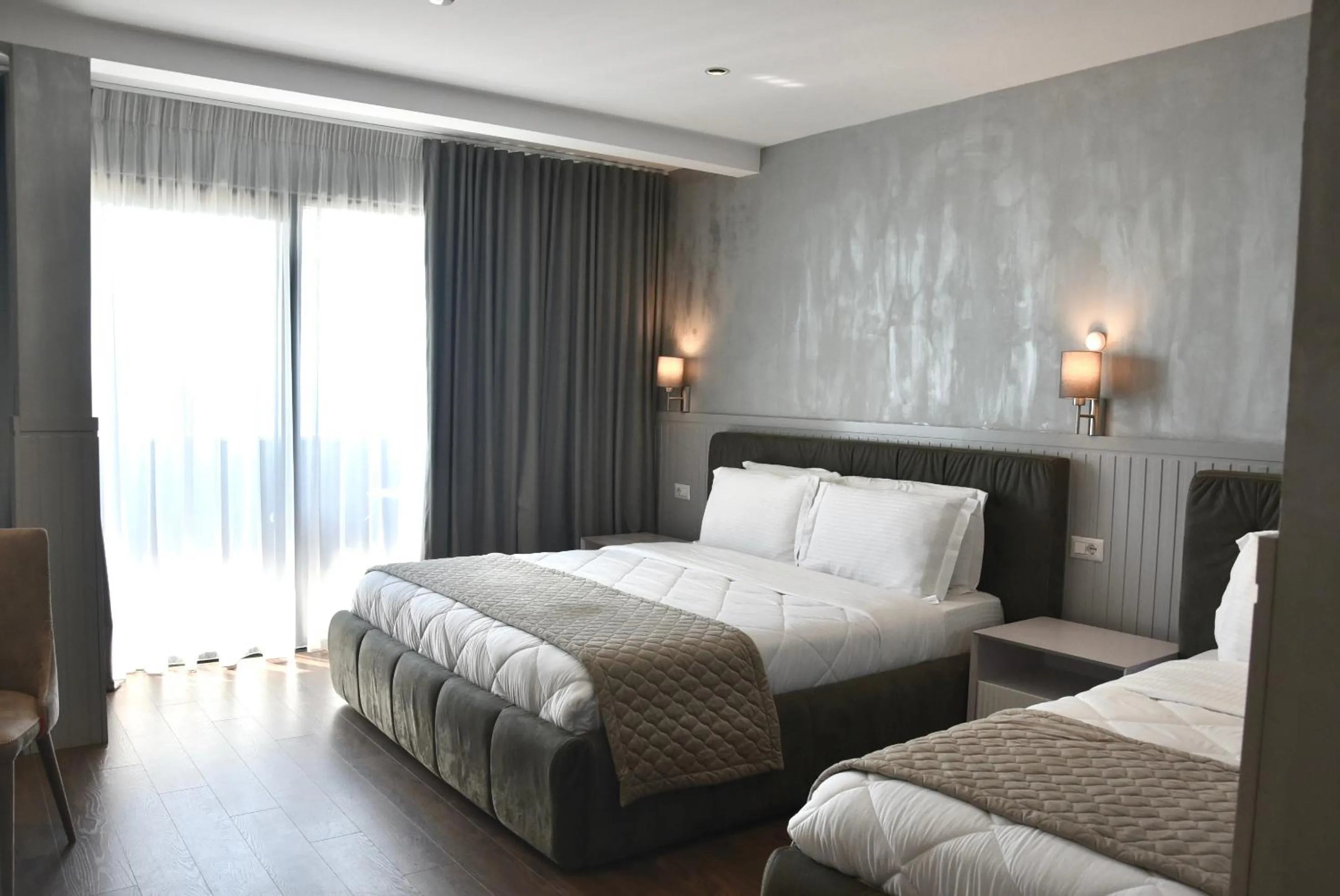 Photo of the whole room, Bed in Royal G Max