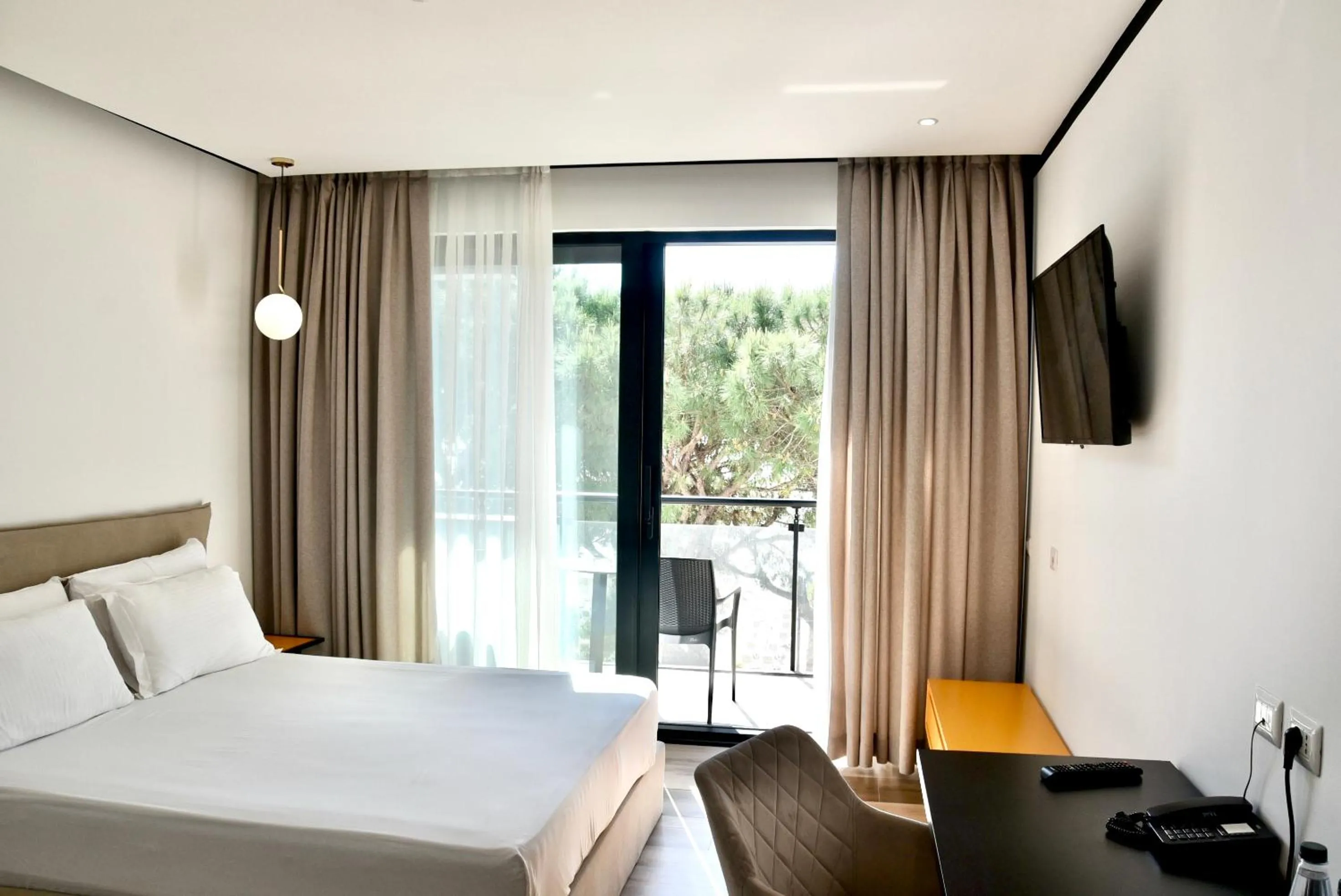 Photo of the whole room, Bed in Royal G Max
