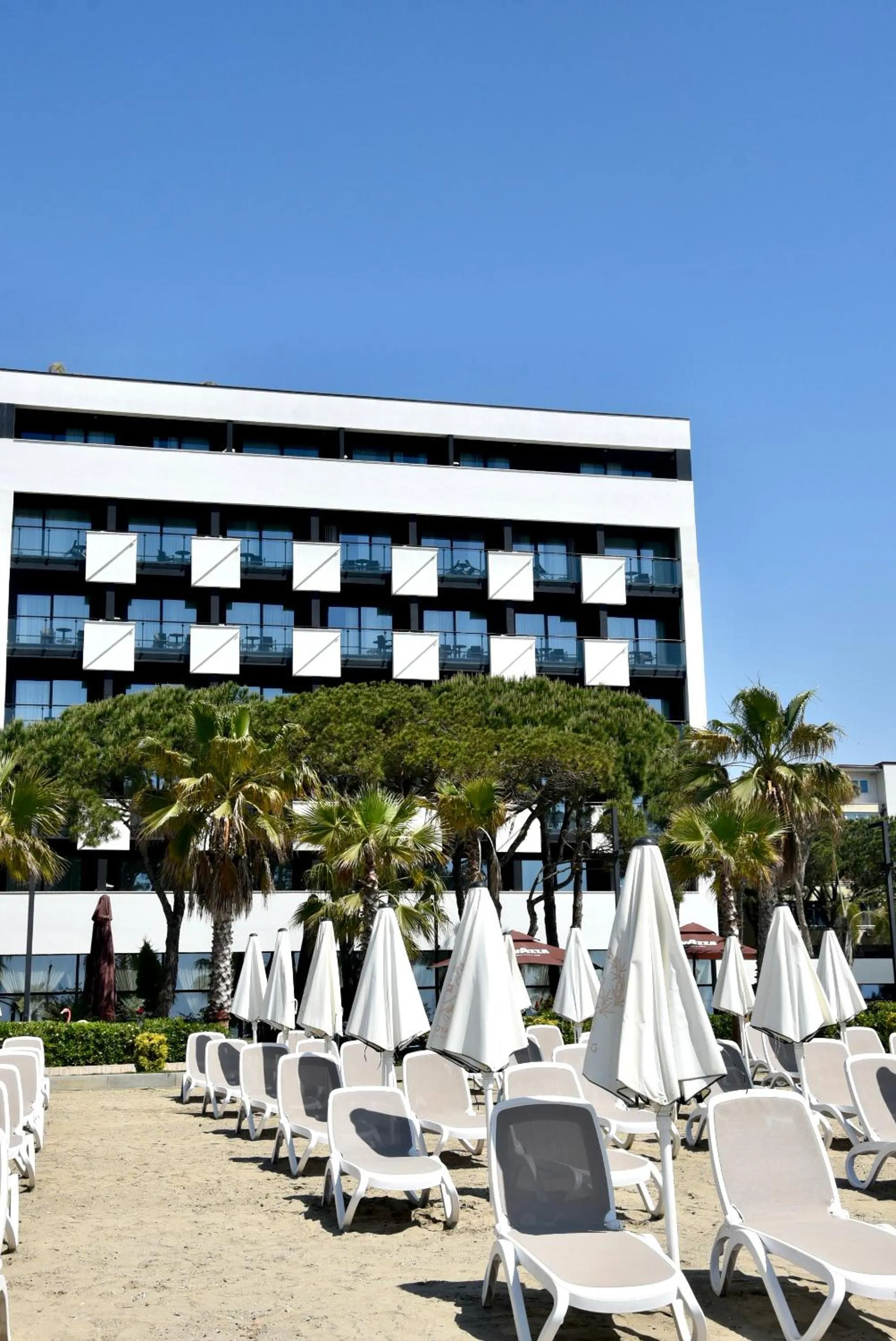 Beach in Royal G Max