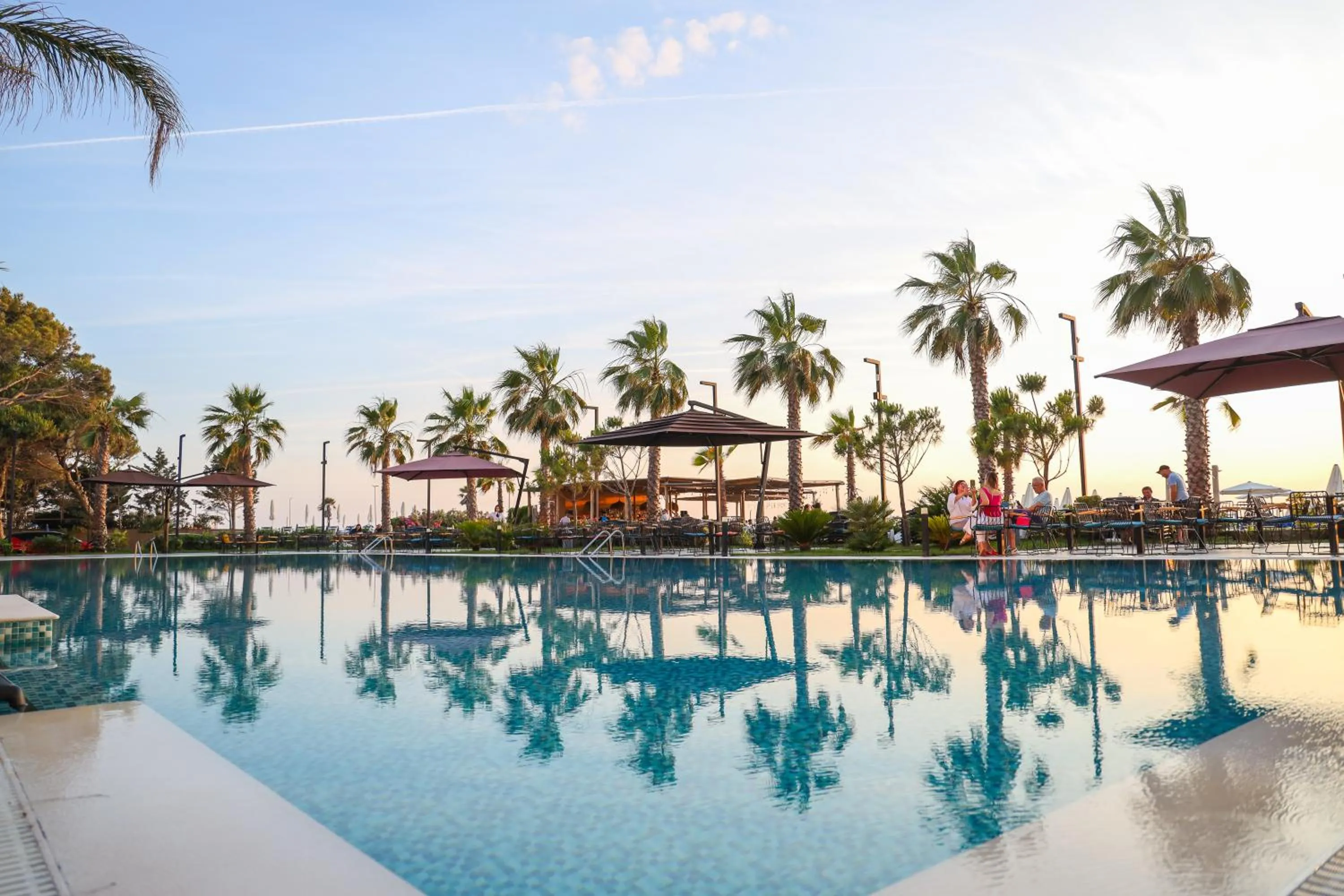 Swimming pool in Royal G Max