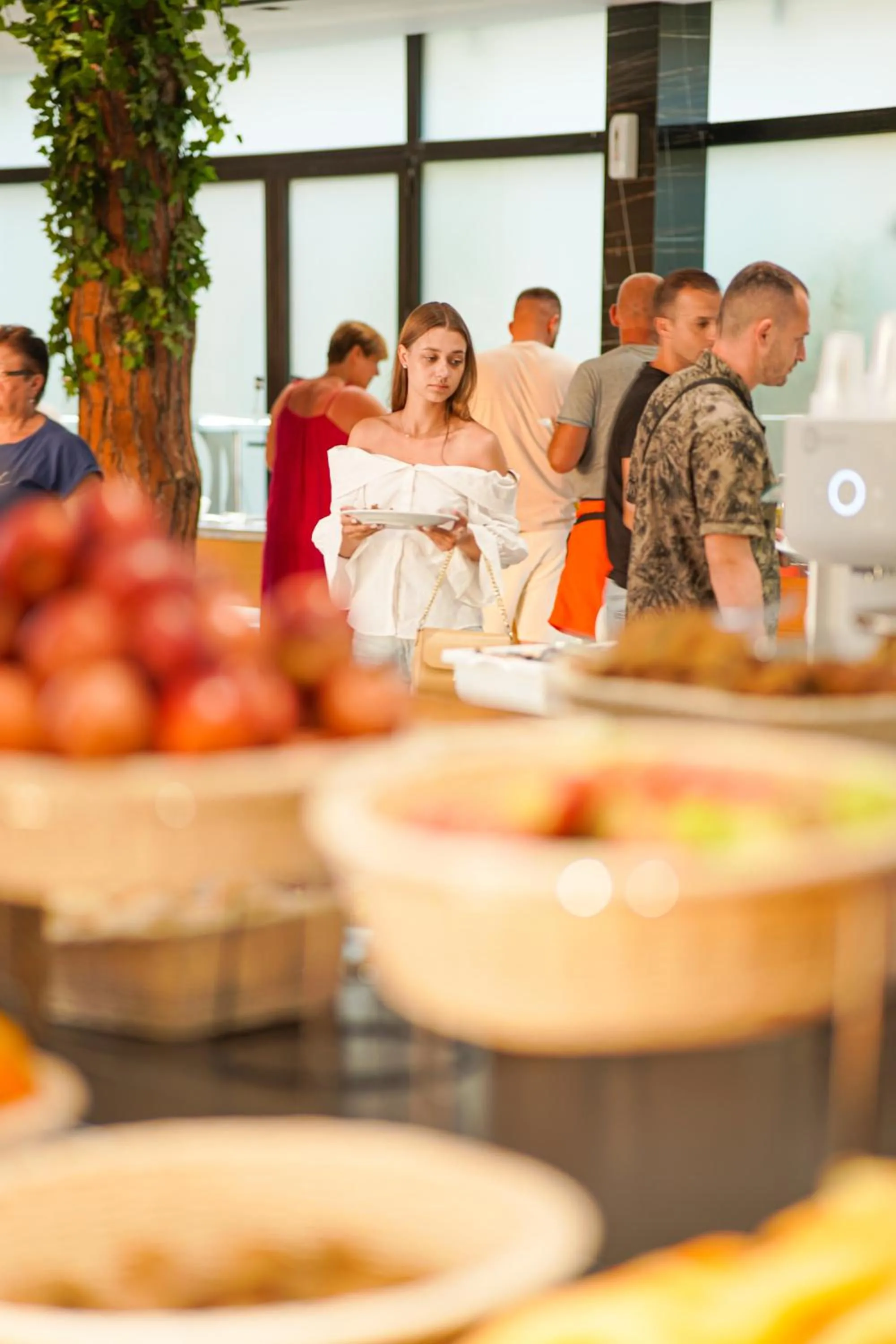 Restaurant/places to eat in Royal G Max