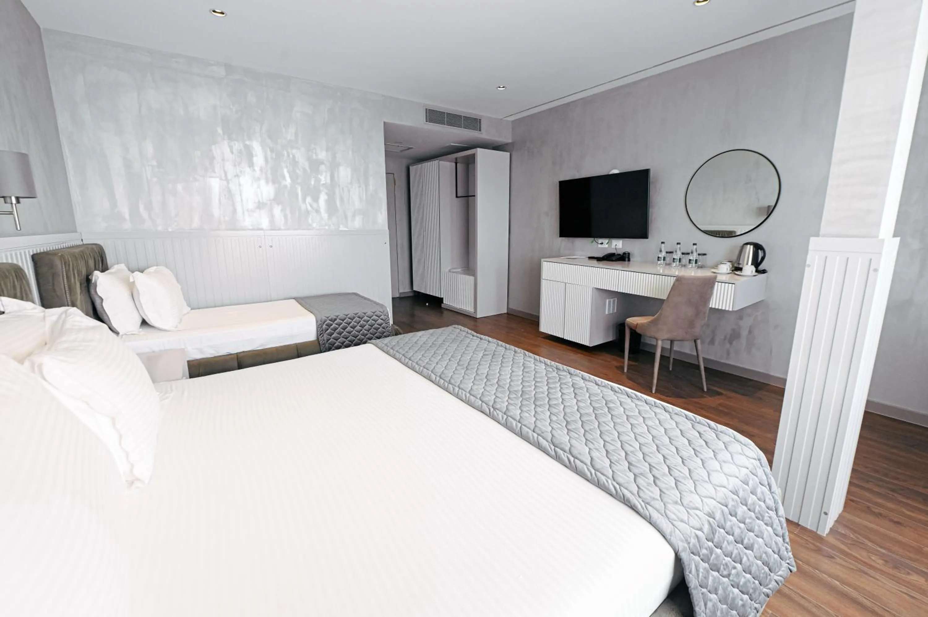 Photo of the whole room, Bed in Royal G Max
