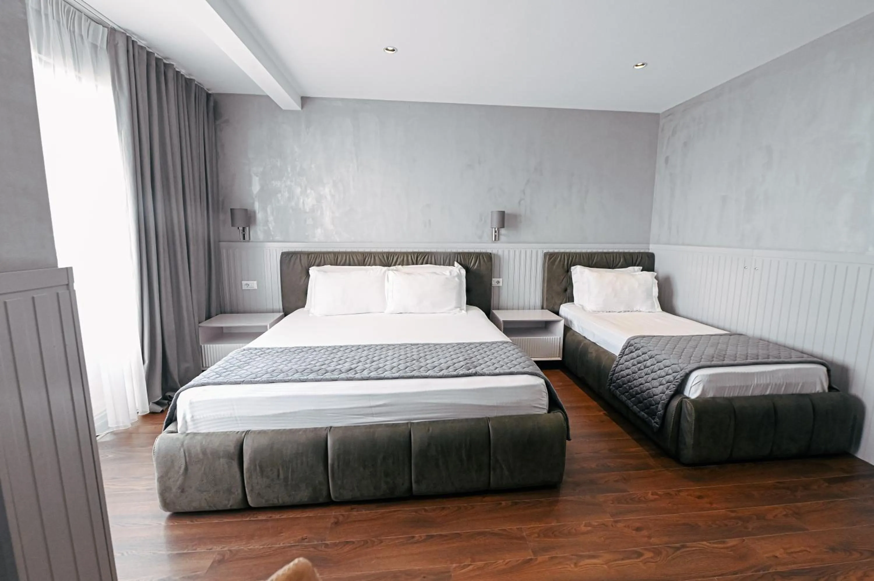 Photo of the whole room, Bed in Royal G Max