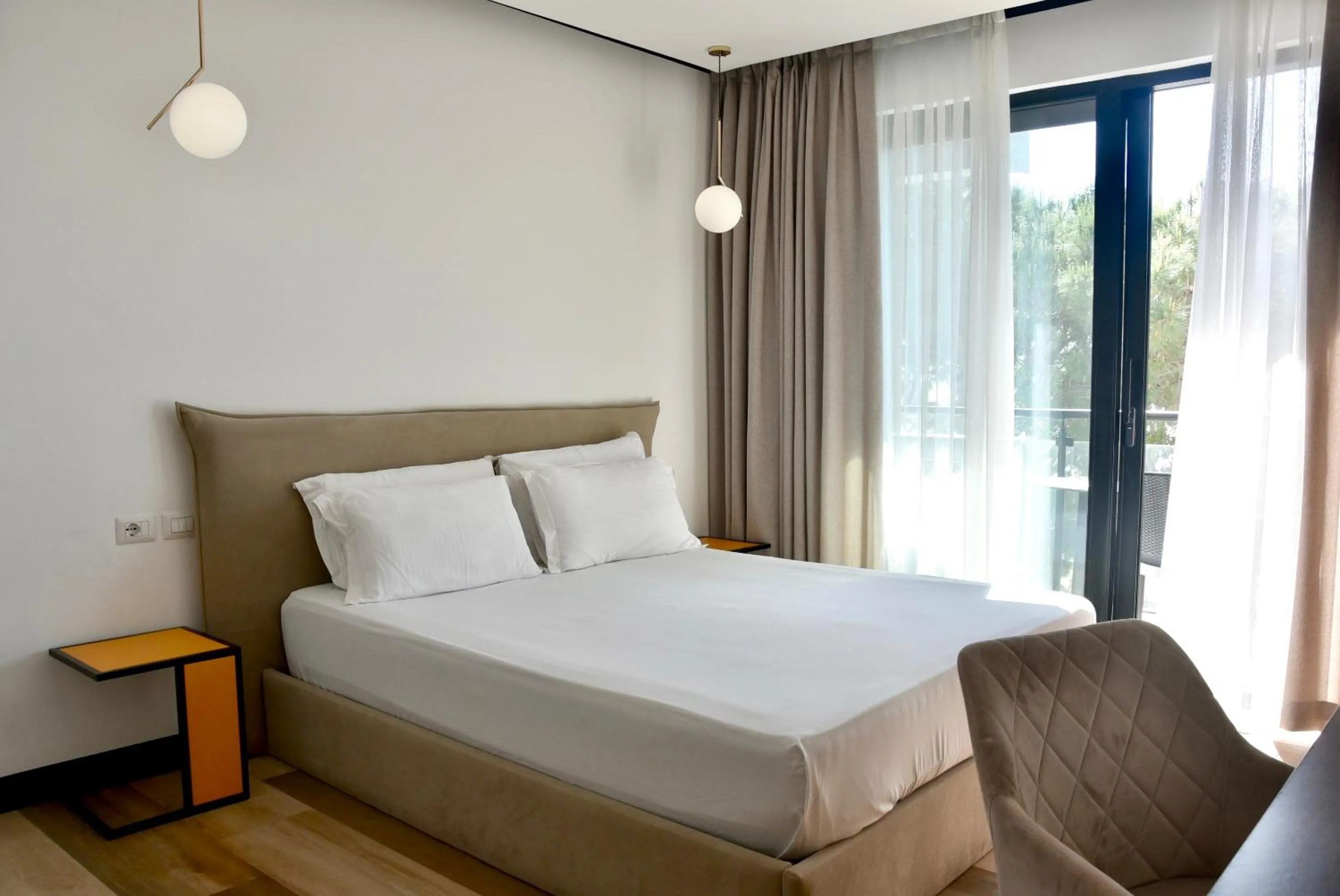 Photo of the whole room, Bed in Royal G Max