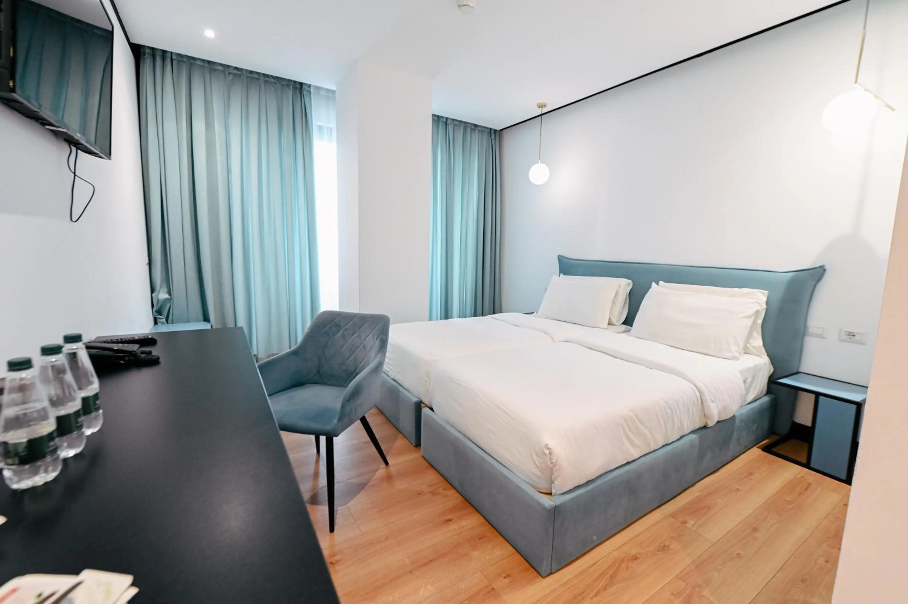 Photo of the whole room, Bed in Royal G Max