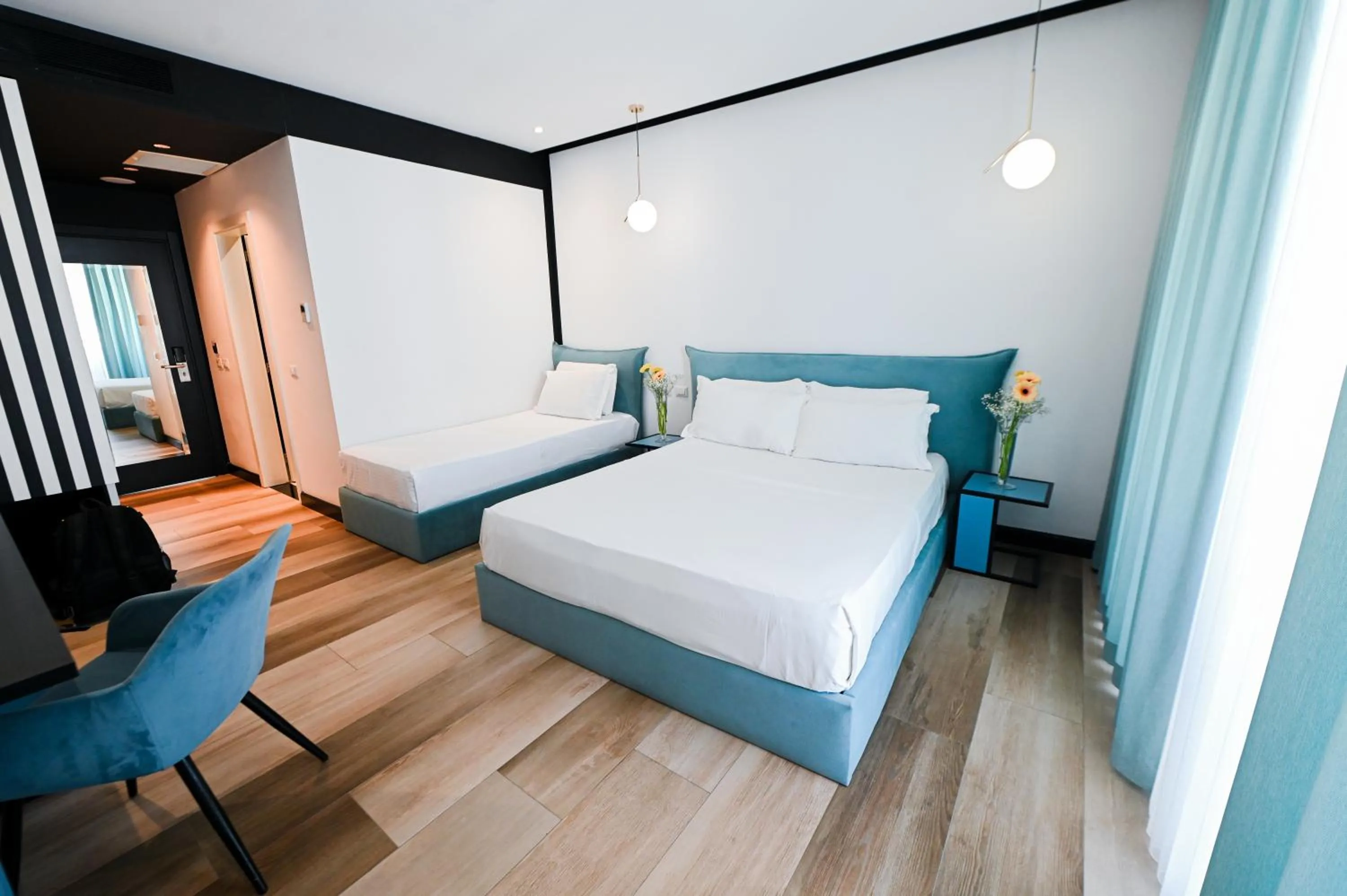 Photo of the whole room, Bed in Royal G Max
