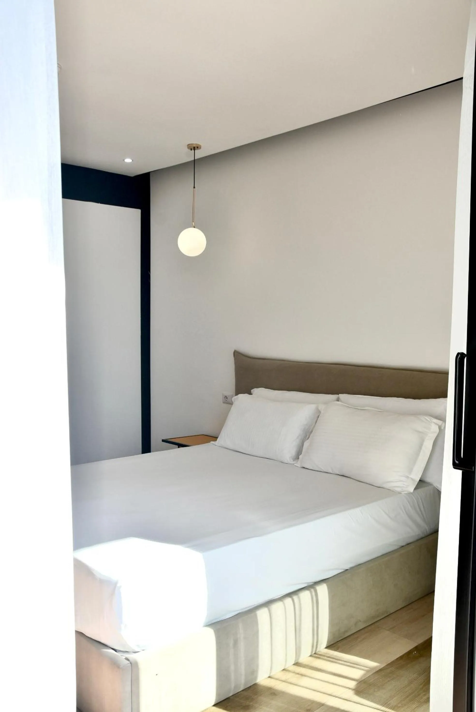 Photo of the whole room, Bed in Royal G Max