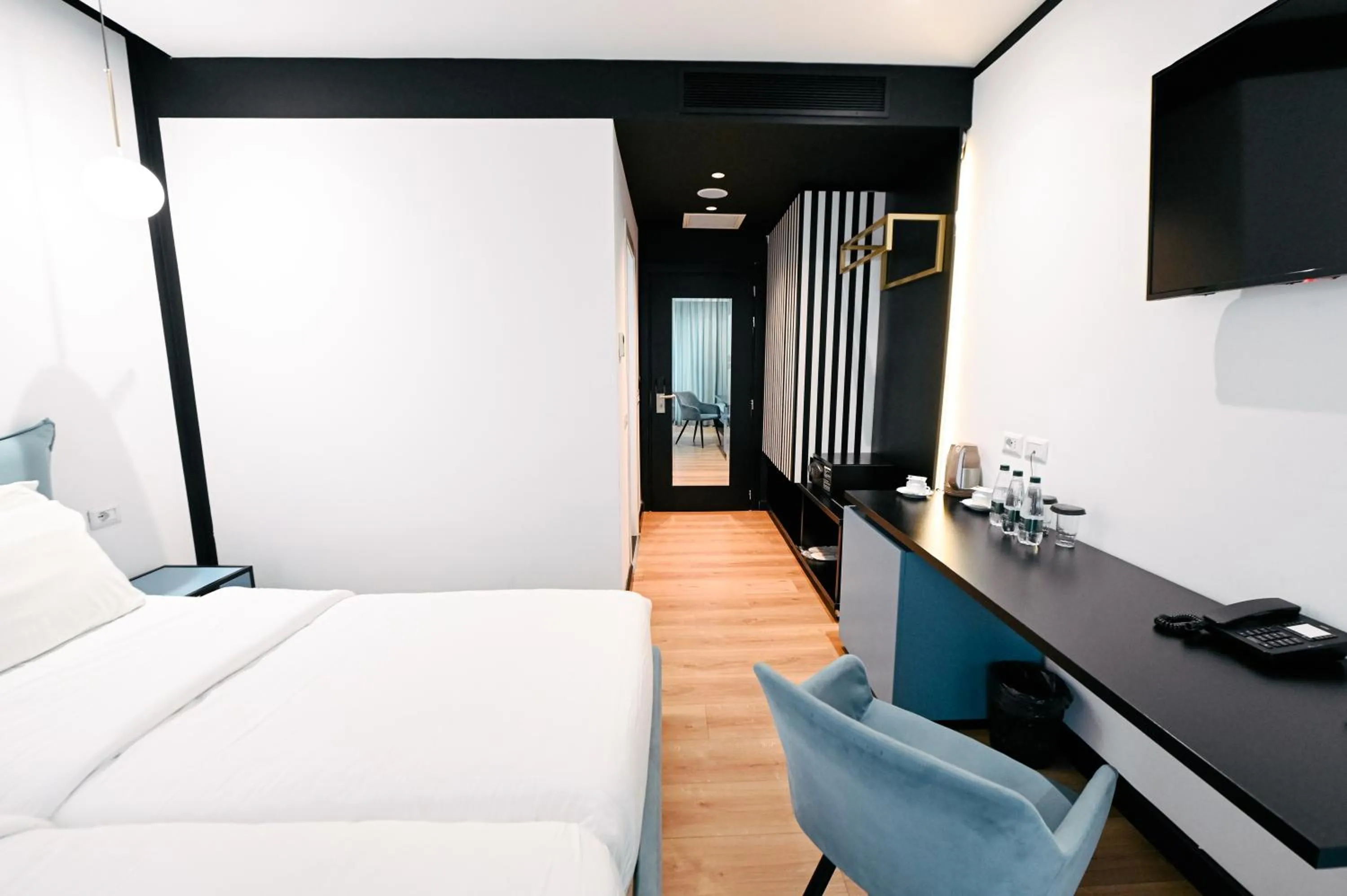 Photo of the whole room, Bed in Royal G Max