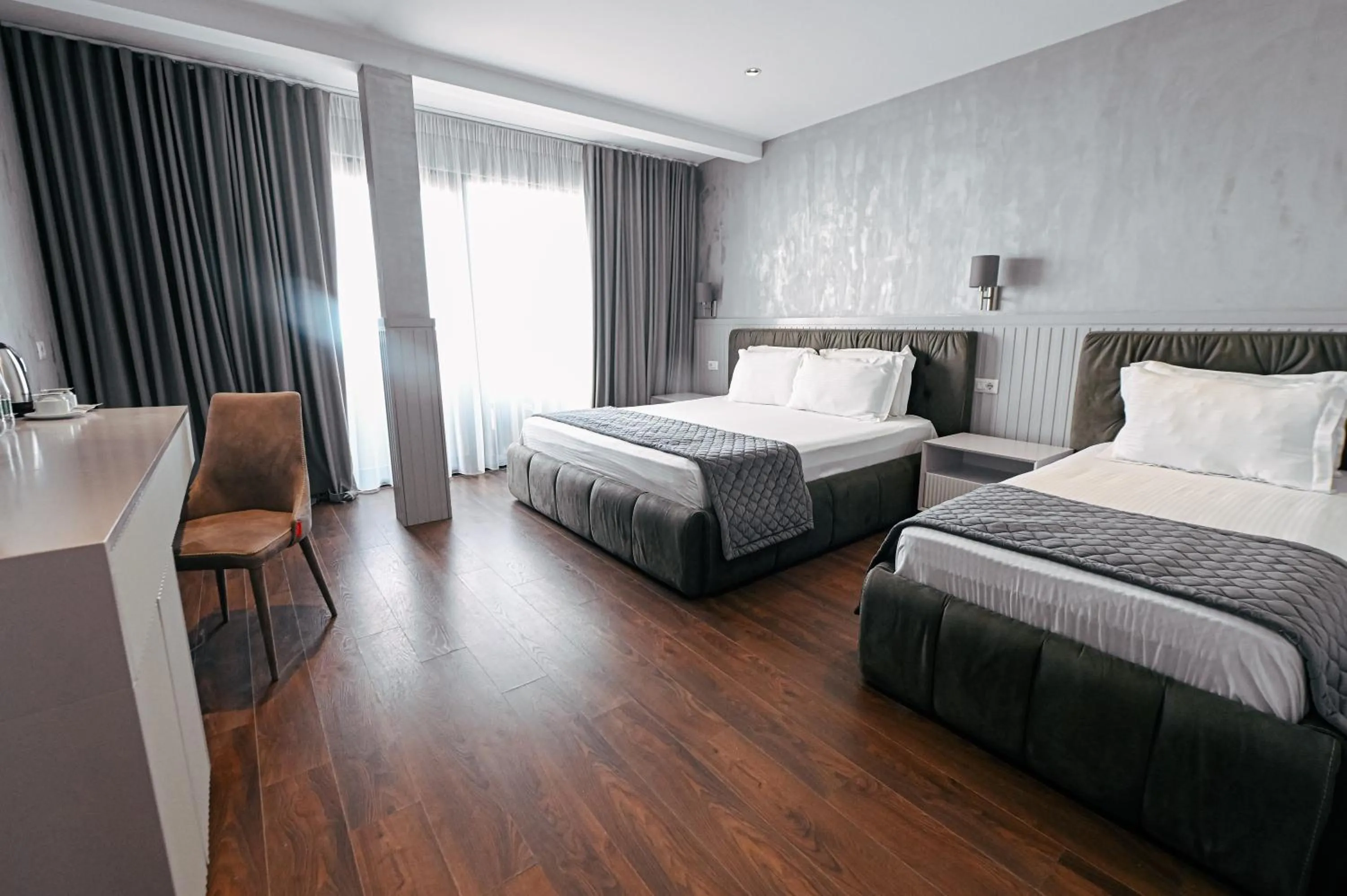 Photo of the whole room, Bed in Royal G Max