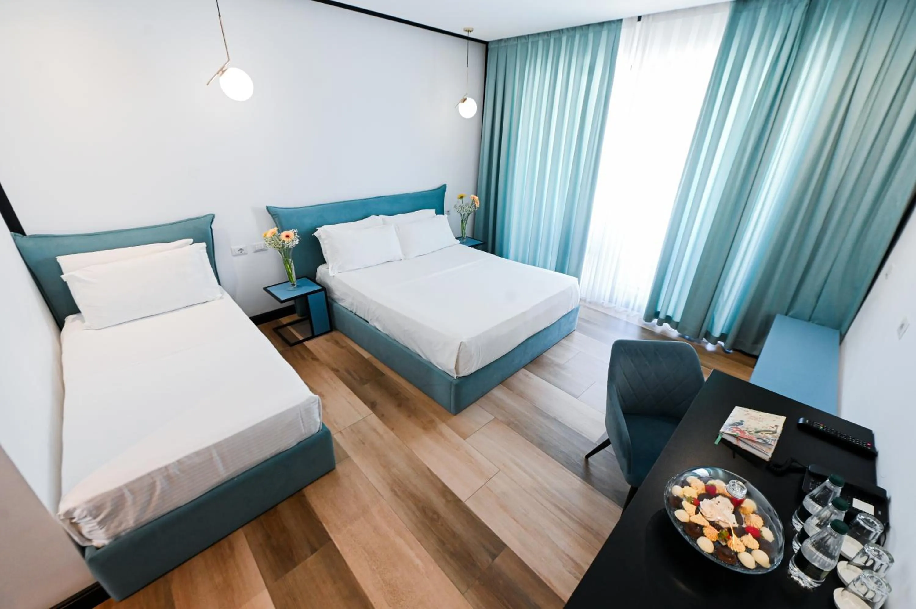 Photo of the whole room, Bed in Royal G Max