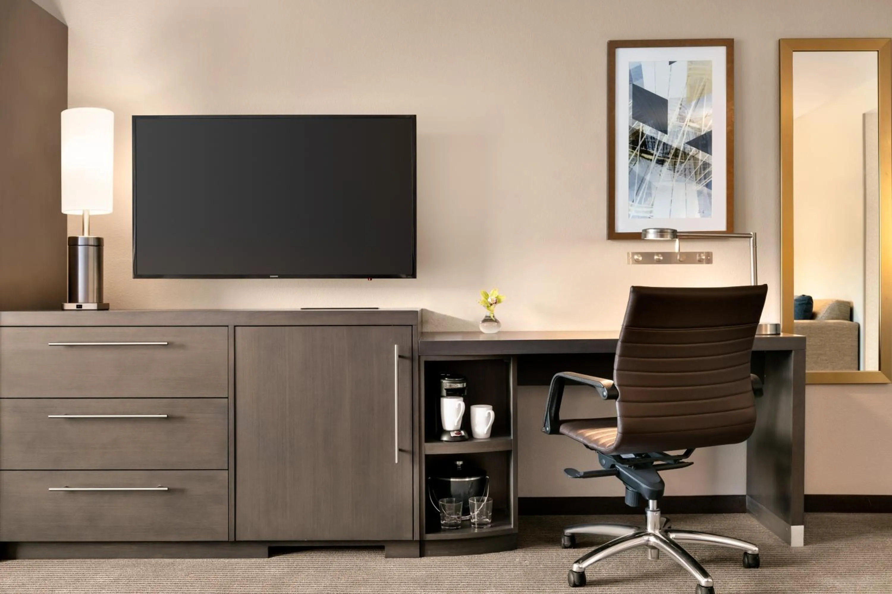 TV and multimedia in Hyatt Place Fort Lee/George Washington Bridge