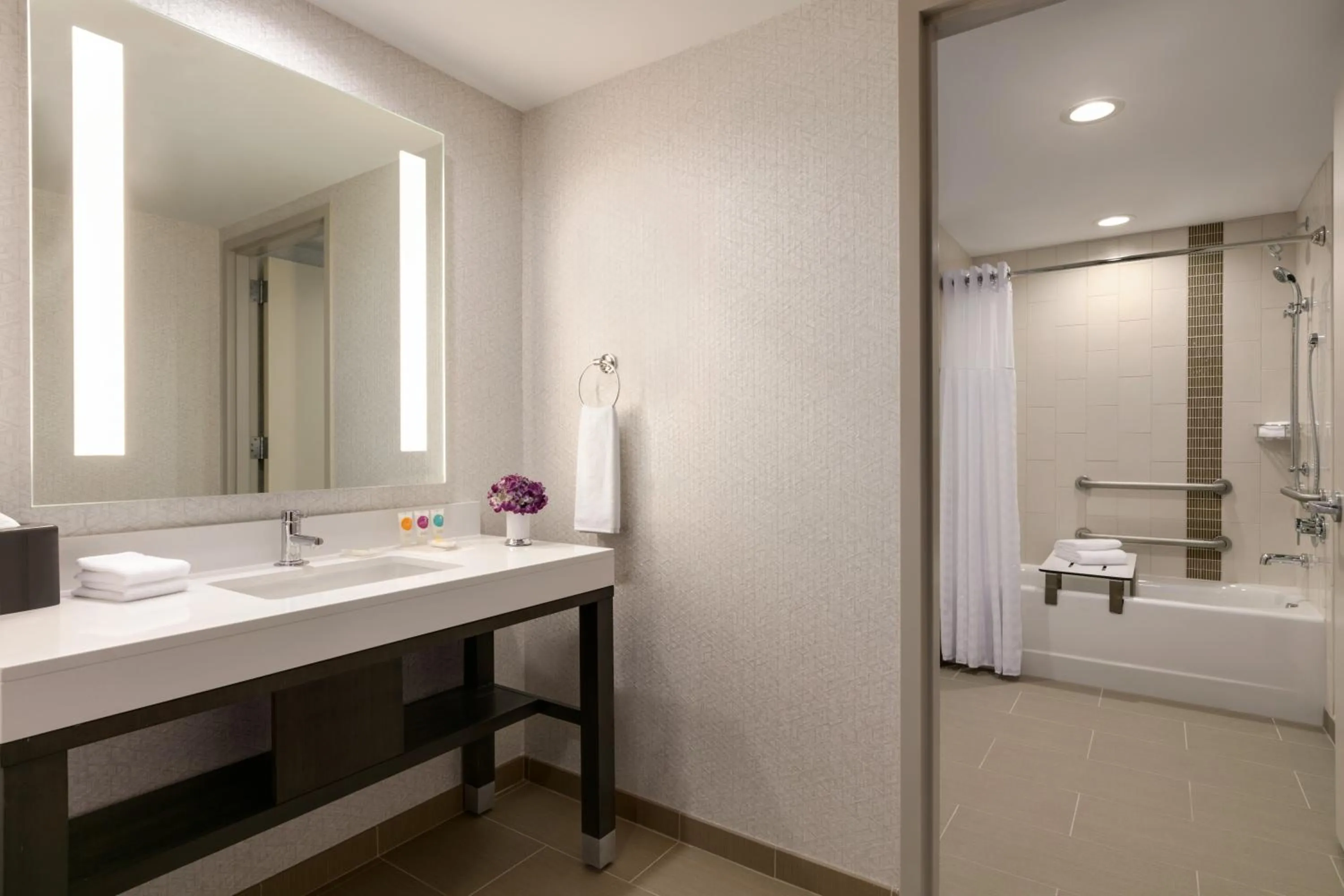 Bath in Hyatt Place Fort Lee/George Washington Bridge
