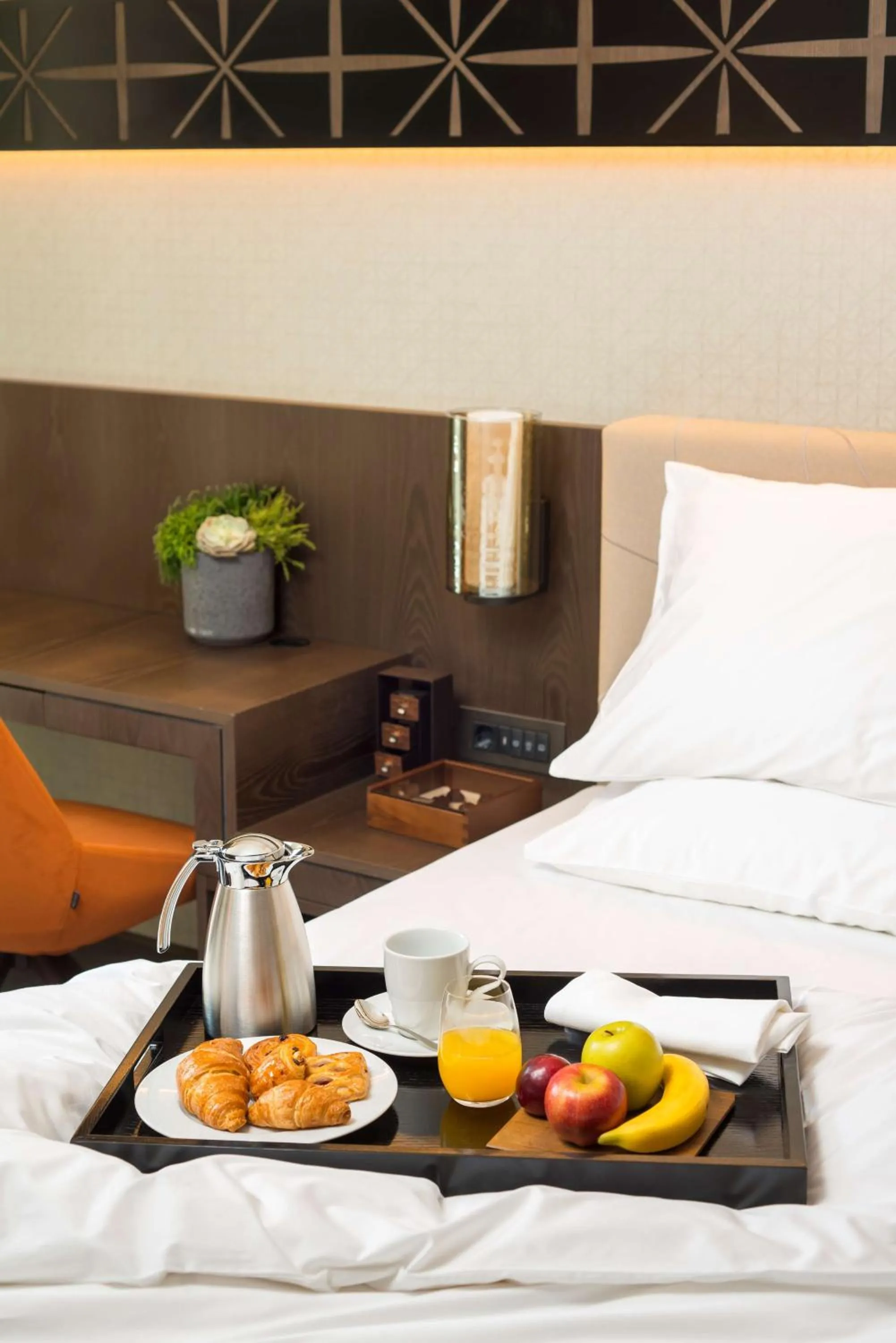 Photo of the whole room, Bed in Hyatt Regency Sofia