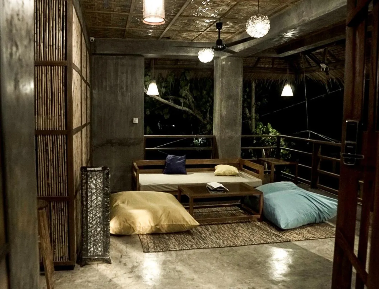 Communal lounge/ TV room in Hang Loose Hostel