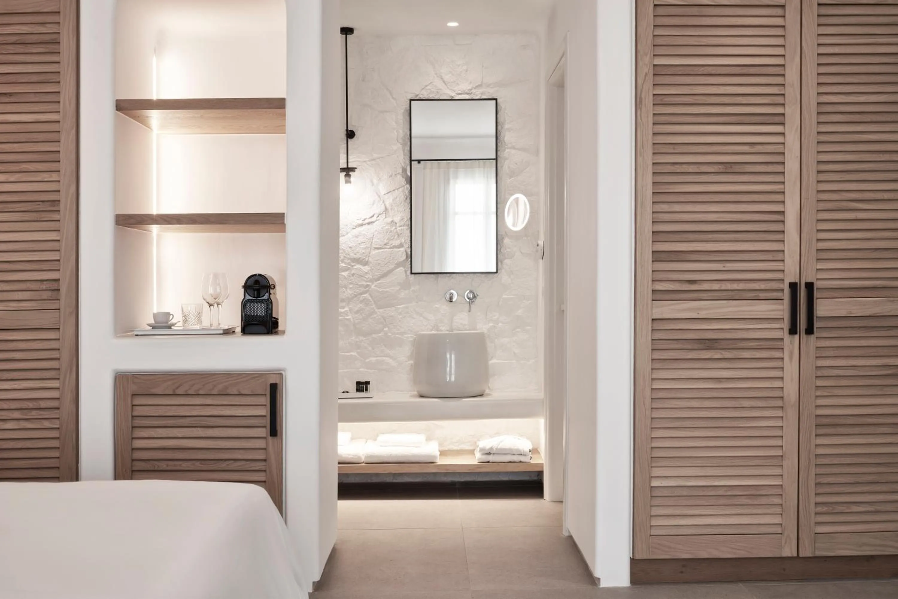 Bathroom, Bed in Radisson Blu Euphoria Resort, Mykonos
