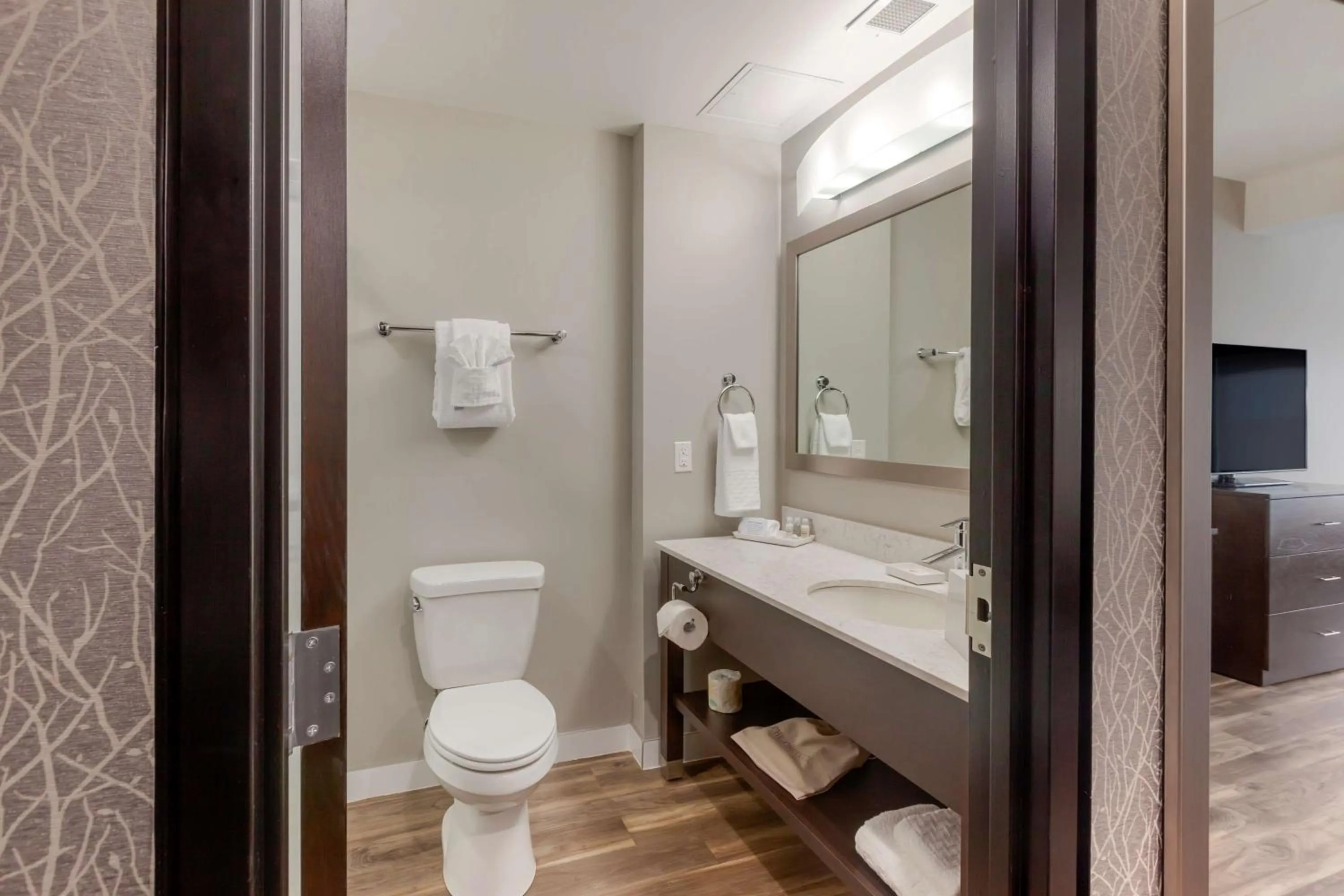 Bathroom, Bed in Best Western Premier Northwood Hotel