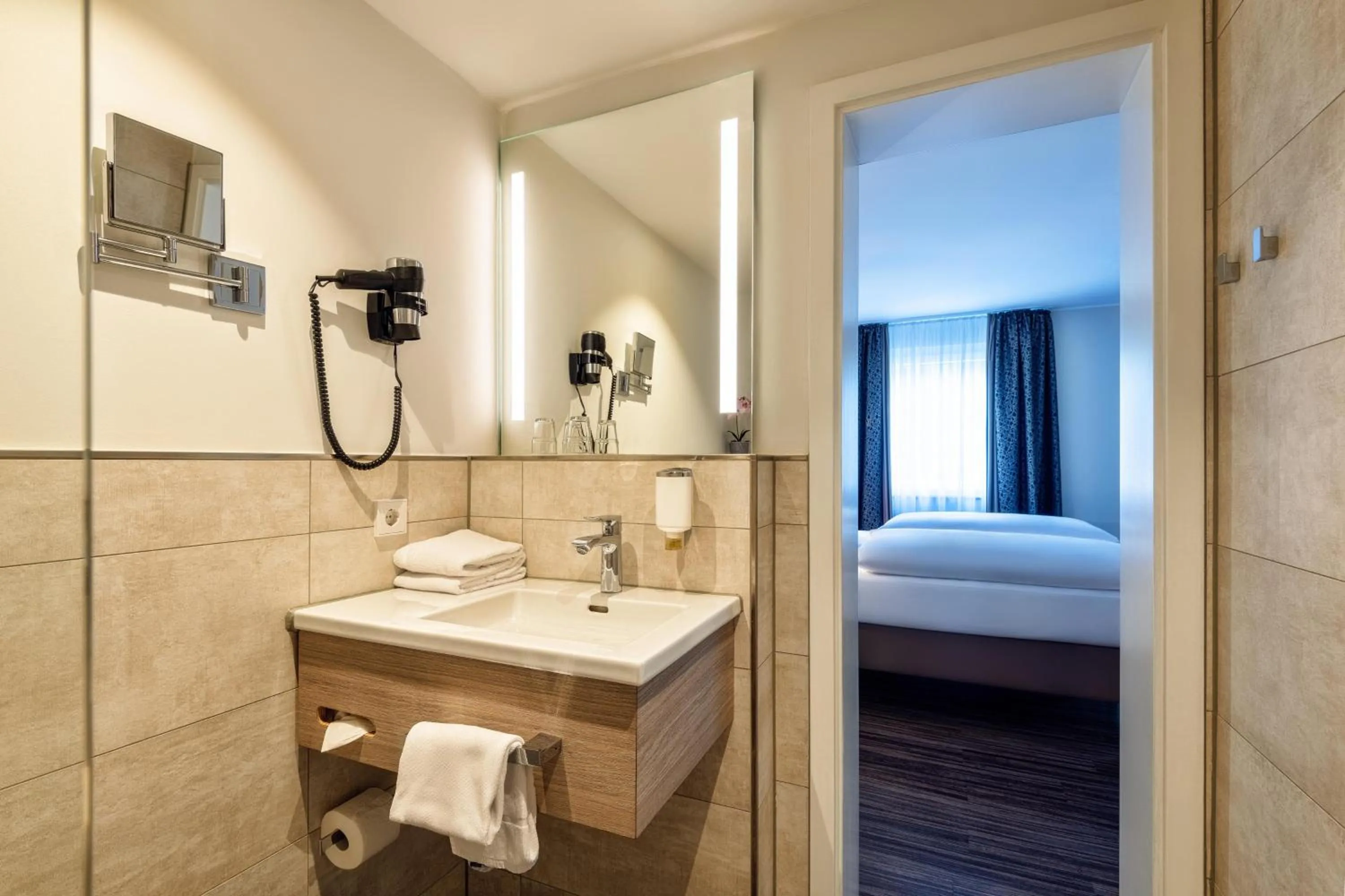 Bathroom, Bed in CityClass Hotel am Heumarkt