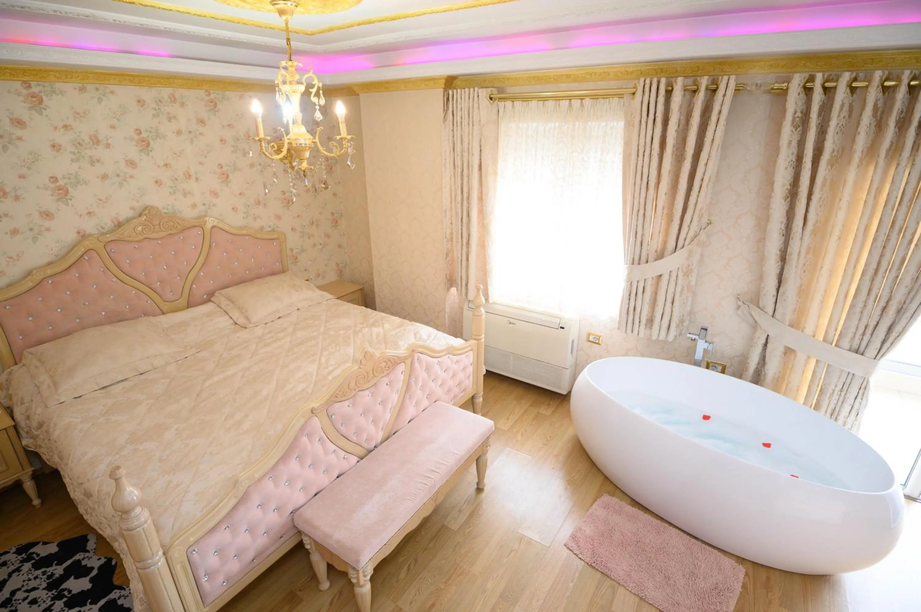 Bath, Bed in Luxurious Apartment Lake View Pogradec