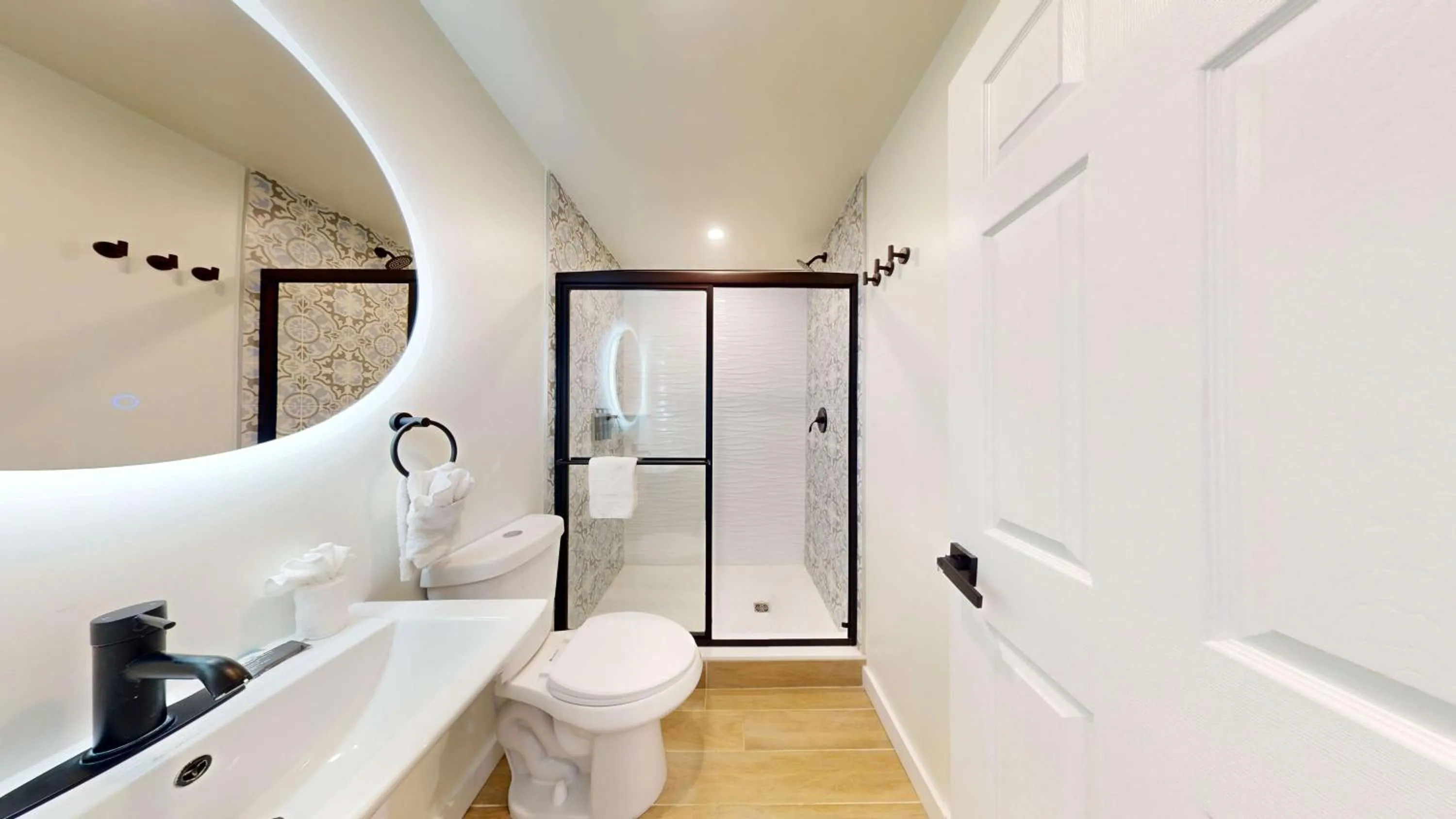 Bathroom, Bed in Pavilion Motor Lodge