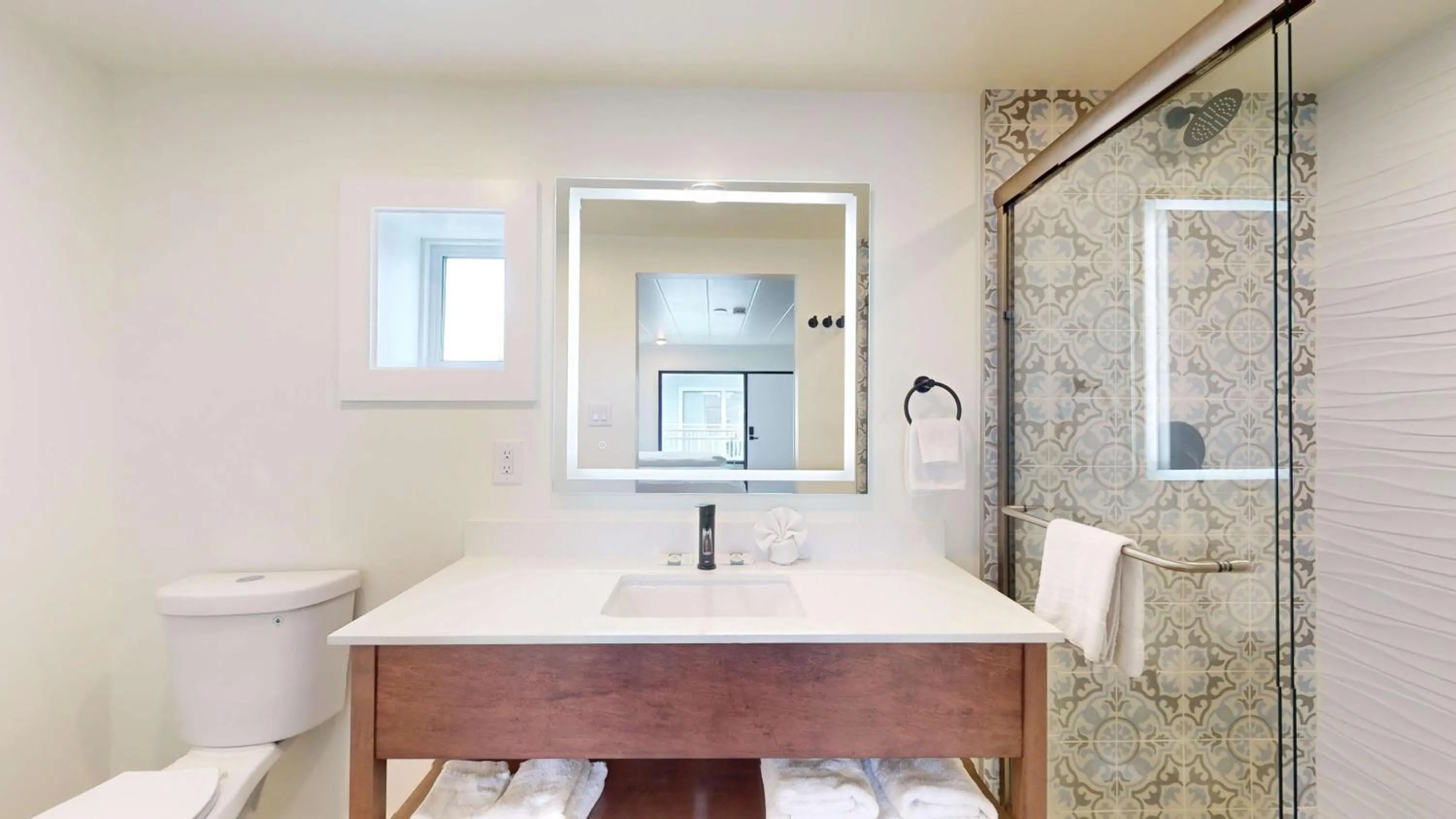 Bathroom in Pavilion Motor Lodge