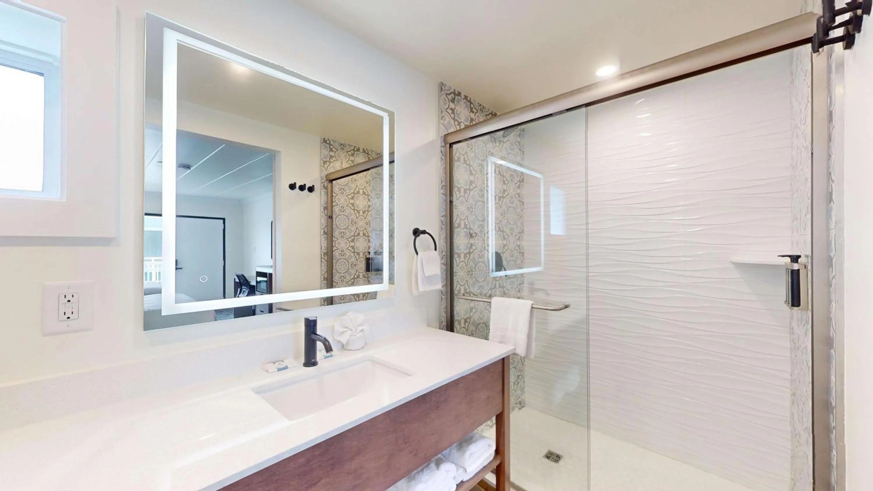 Bathroom in Pavilion Motor Lodge