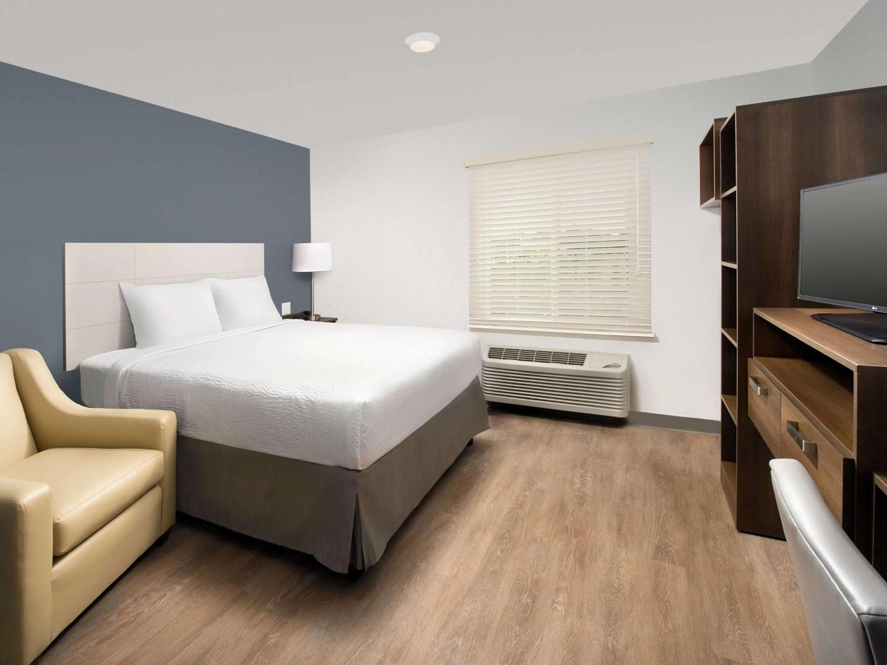 Bedroom, Bed in Extended Stay America Suites - Minneapolis - Airport - Mendota Heights