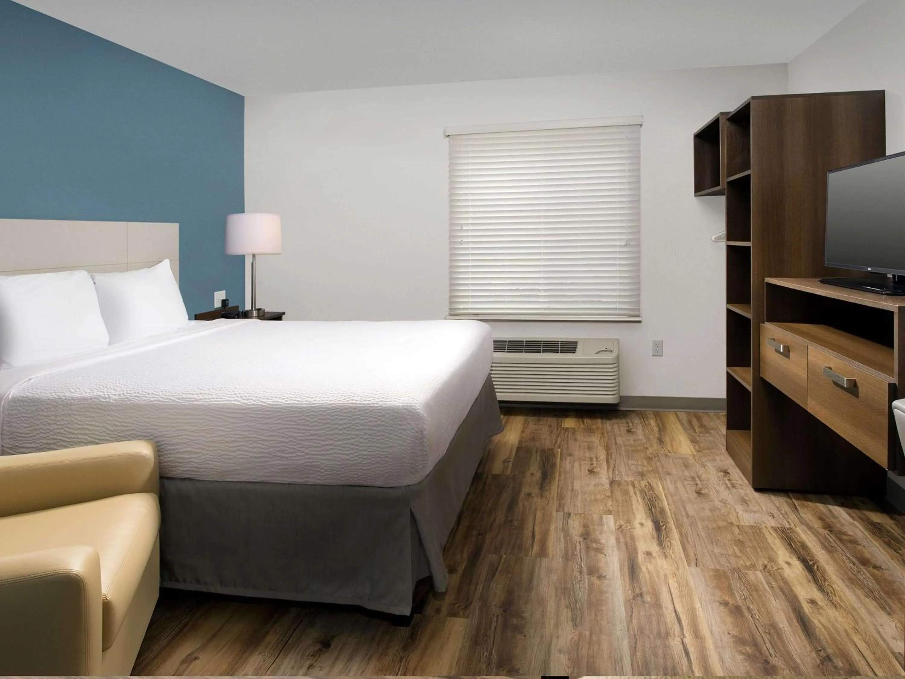 Bedroom, Bed in Extended Stay America Suites - Minneapolis - Airport - Mendota Heights