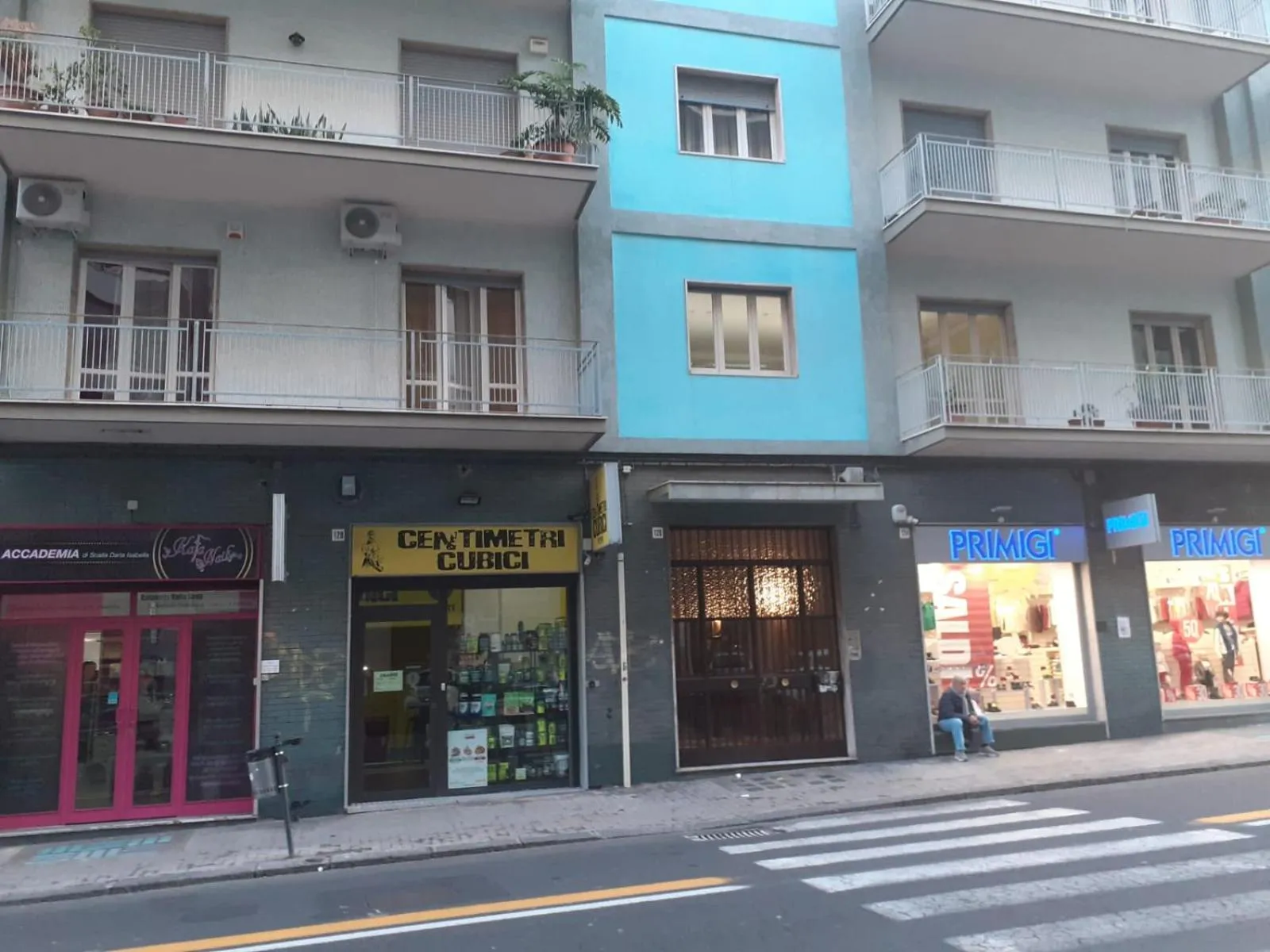 Property building in Le tre meraviglie a 200 m dal mare