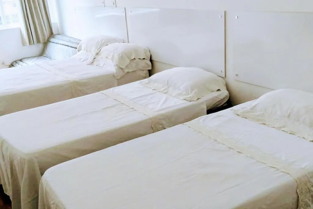 Bed in APARTAMENTO COPACABANA saleta, quarto grande com ar cond wi-fi a 2 qds da praia