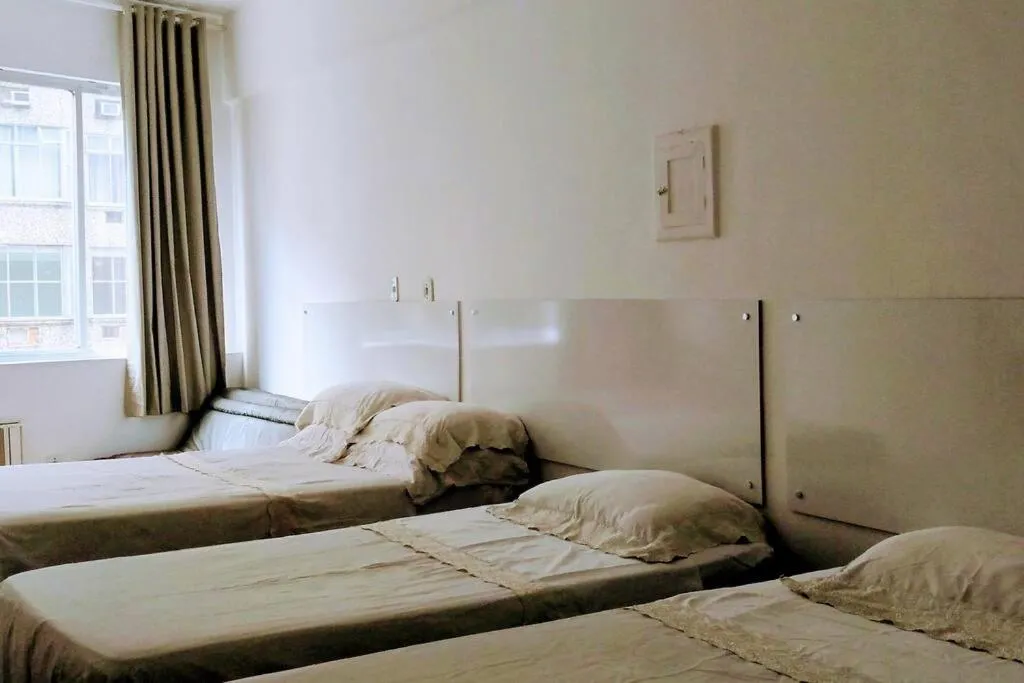 Bed in APARTAMENTO COPACABANA saleta, quarto grande com ar cond wi-fi a 2 qds da praia