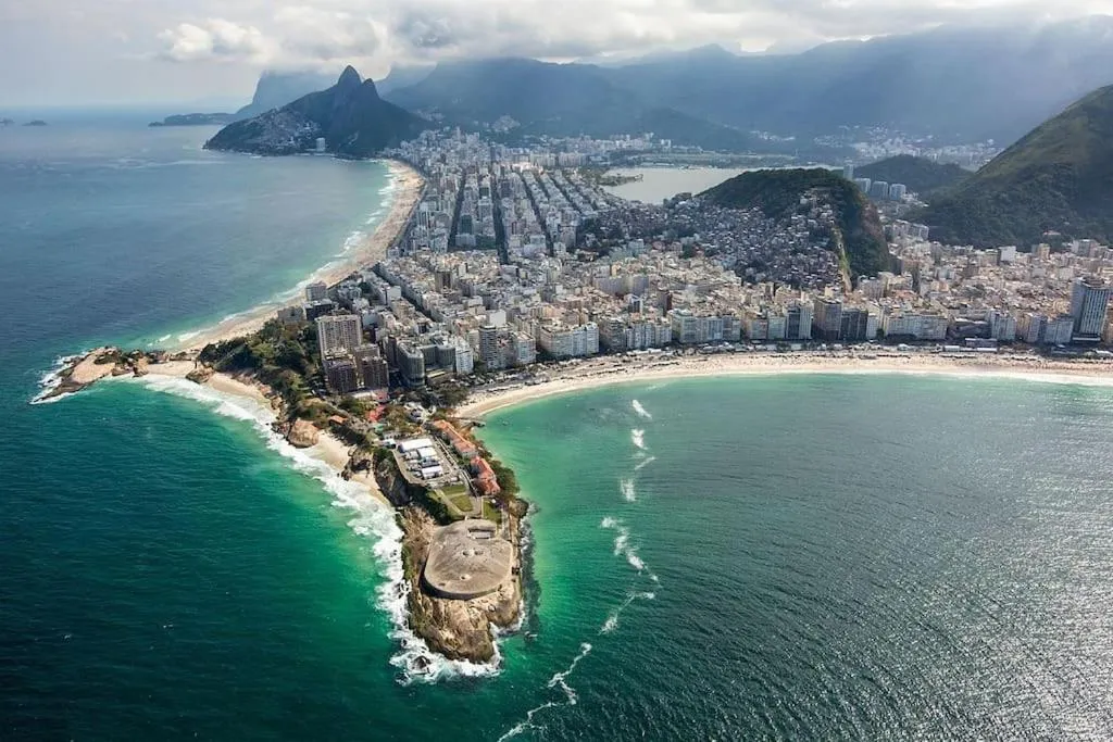 Nearby landmark in APARTAMENTO COPACABANA saleta, quarto grande com ar cond wi-fi a 2 qds da praia