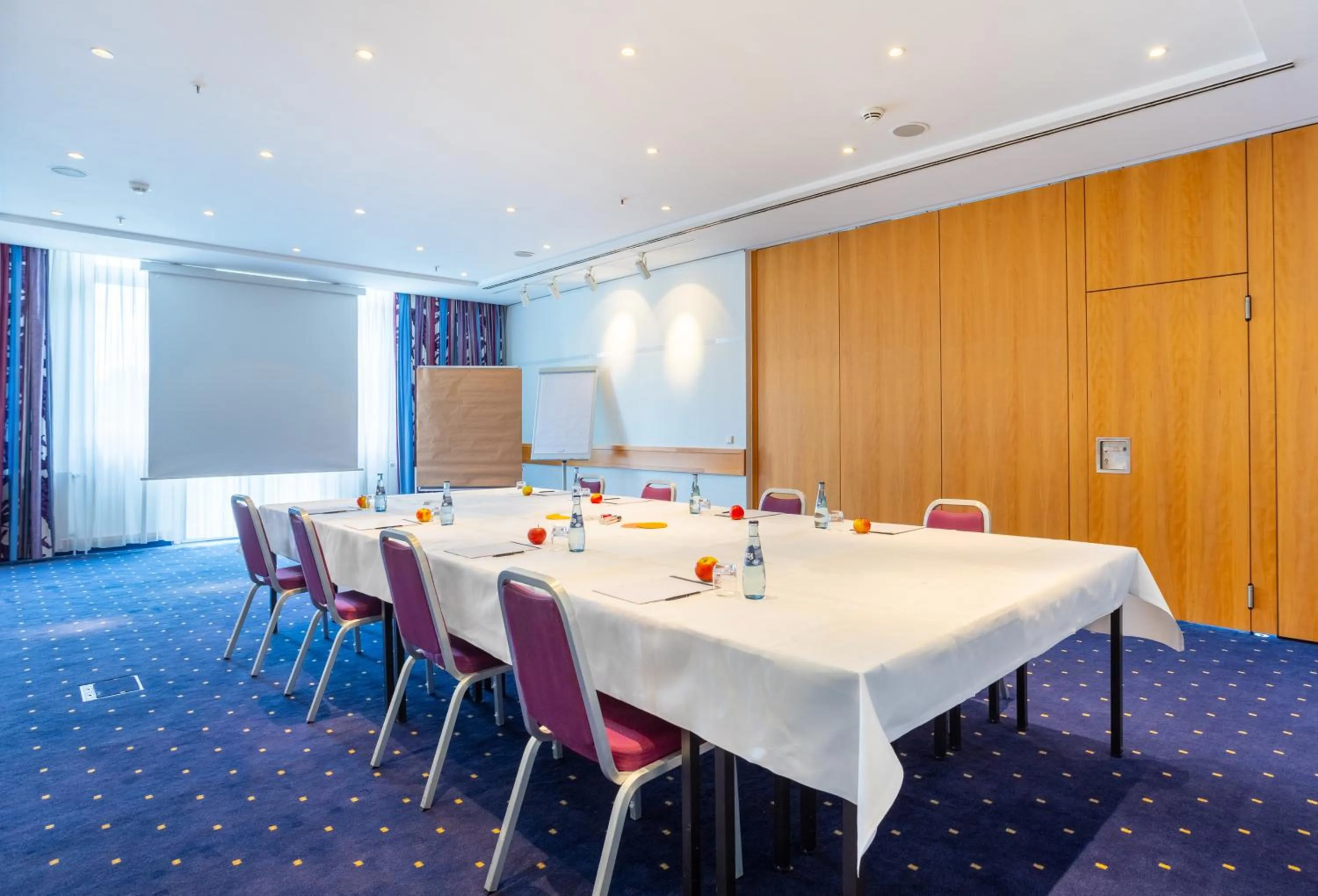 Meeting/conference room in Holiday Inn Hamburg, an IHG Hotel