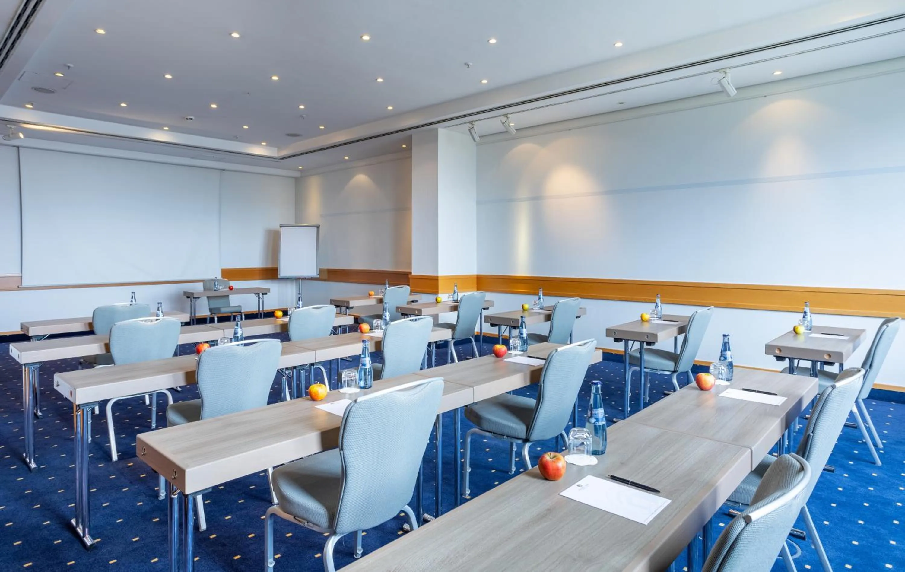 Meeting/conference room in Holiday Inn Hamburg, an IHG Hotel