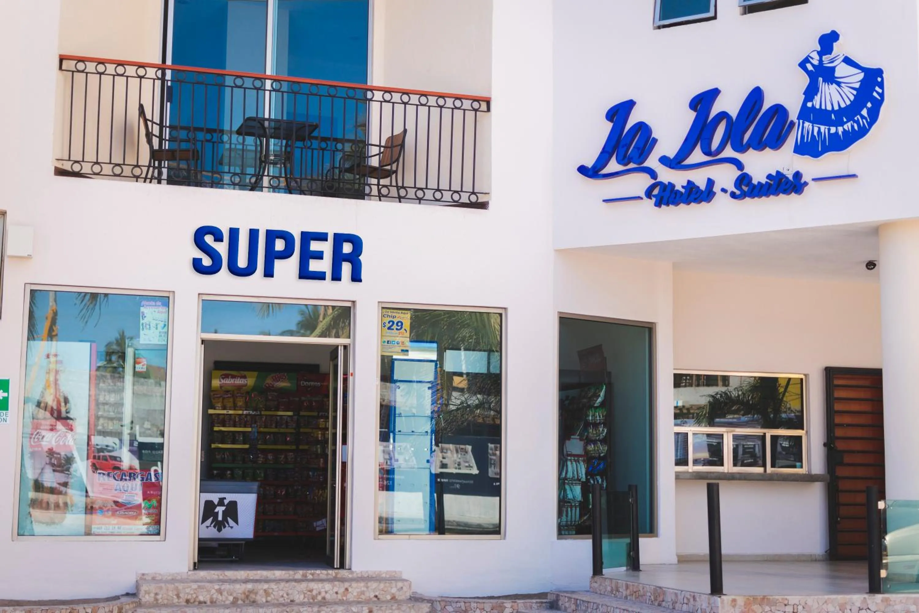 On-site shops in La Lola Hotel & Suites