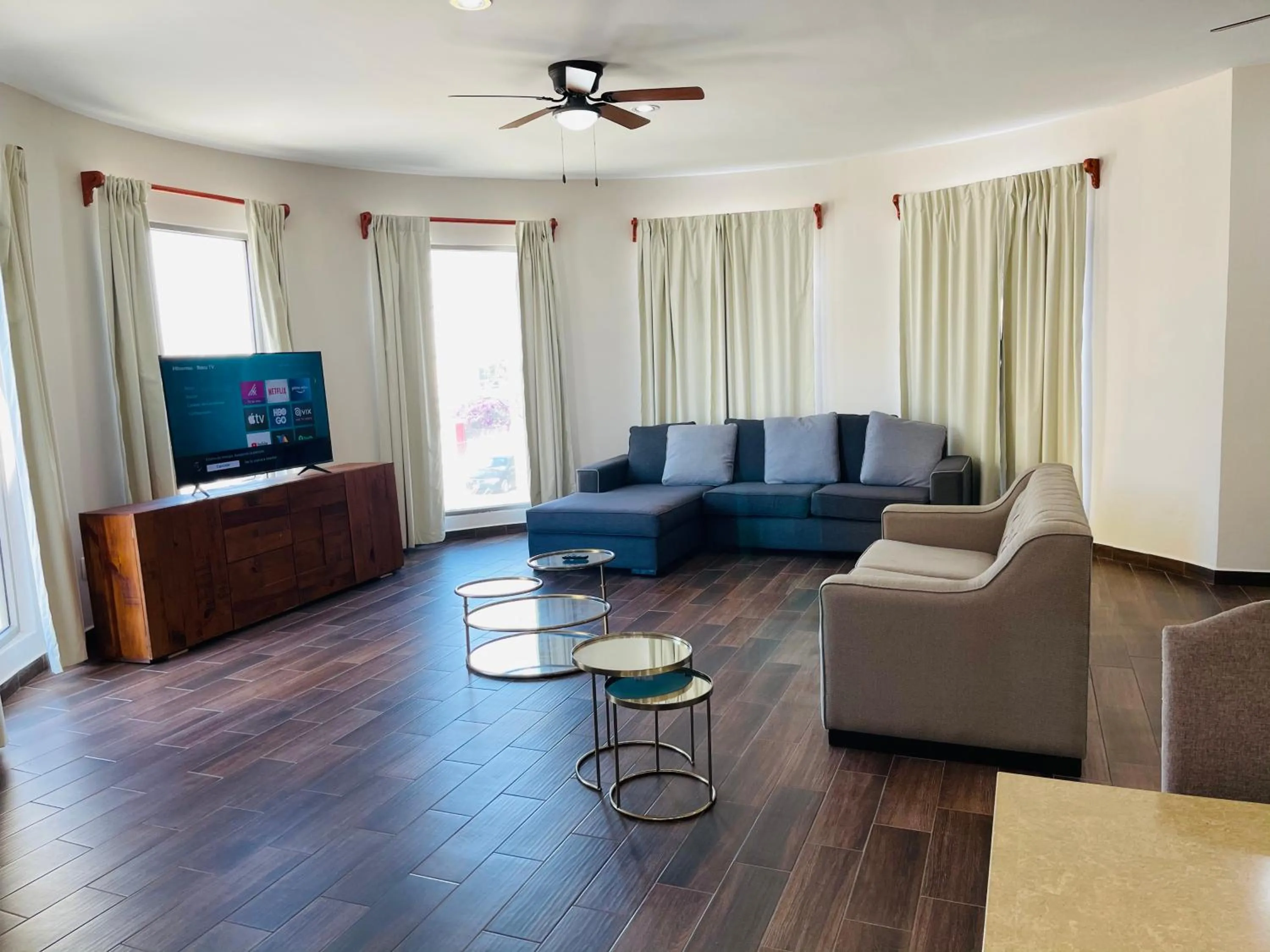 Communal lounge/ TV room in La Lola Hotel & Suites